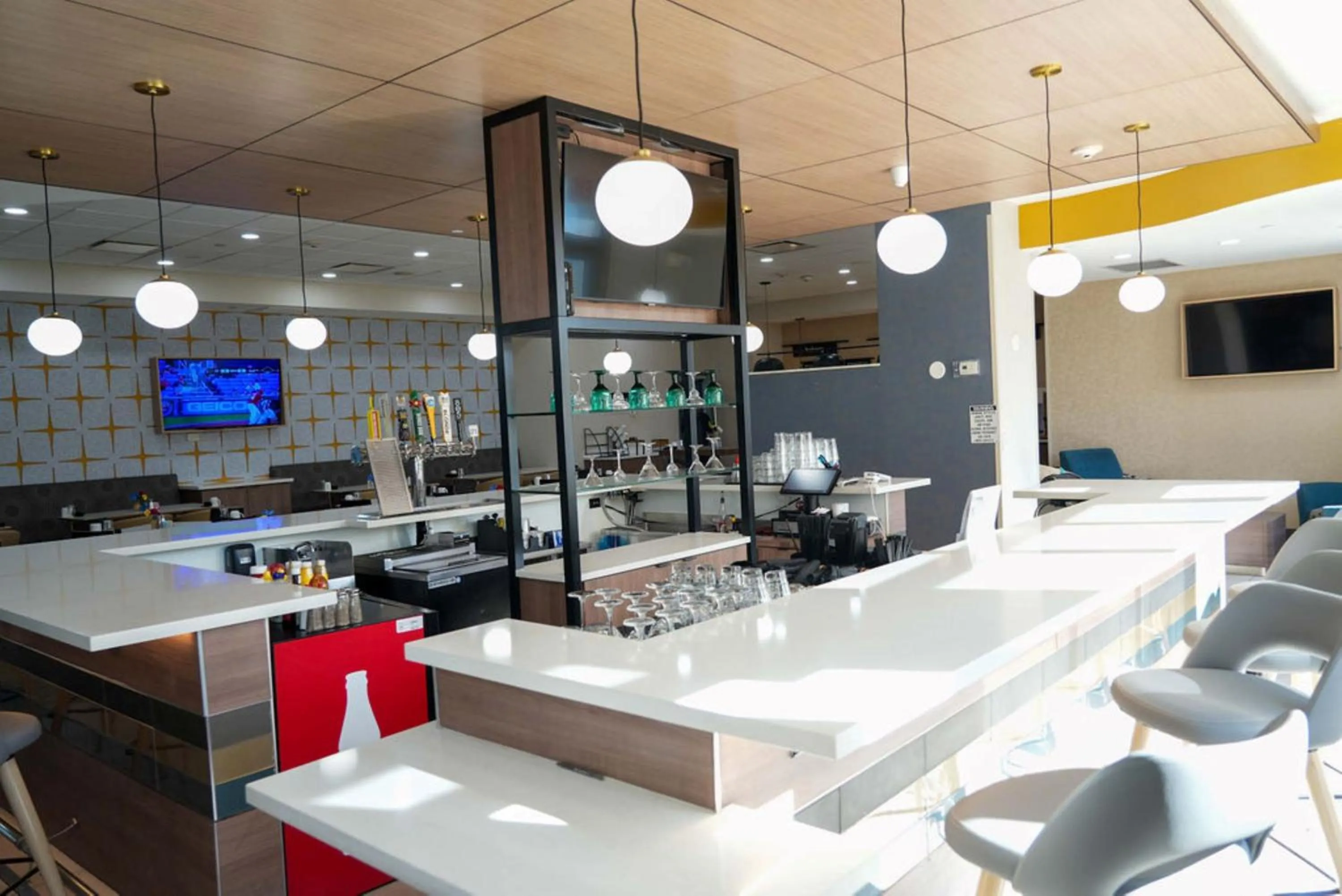 Lounge or bar in Holiday Inn & Suites Phoenix Airport by IHG
