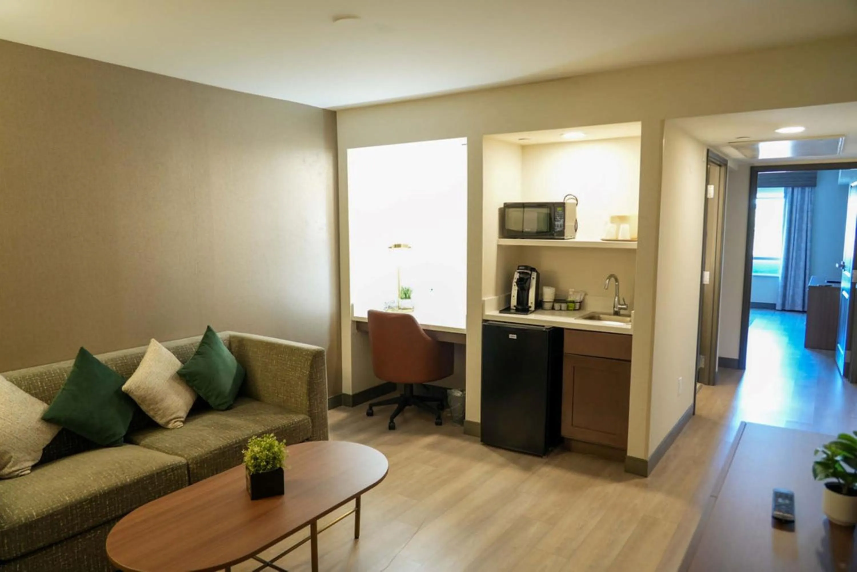 Photo of the whole room in Holiday Inn & Suites Phoenix Airport by IHG
