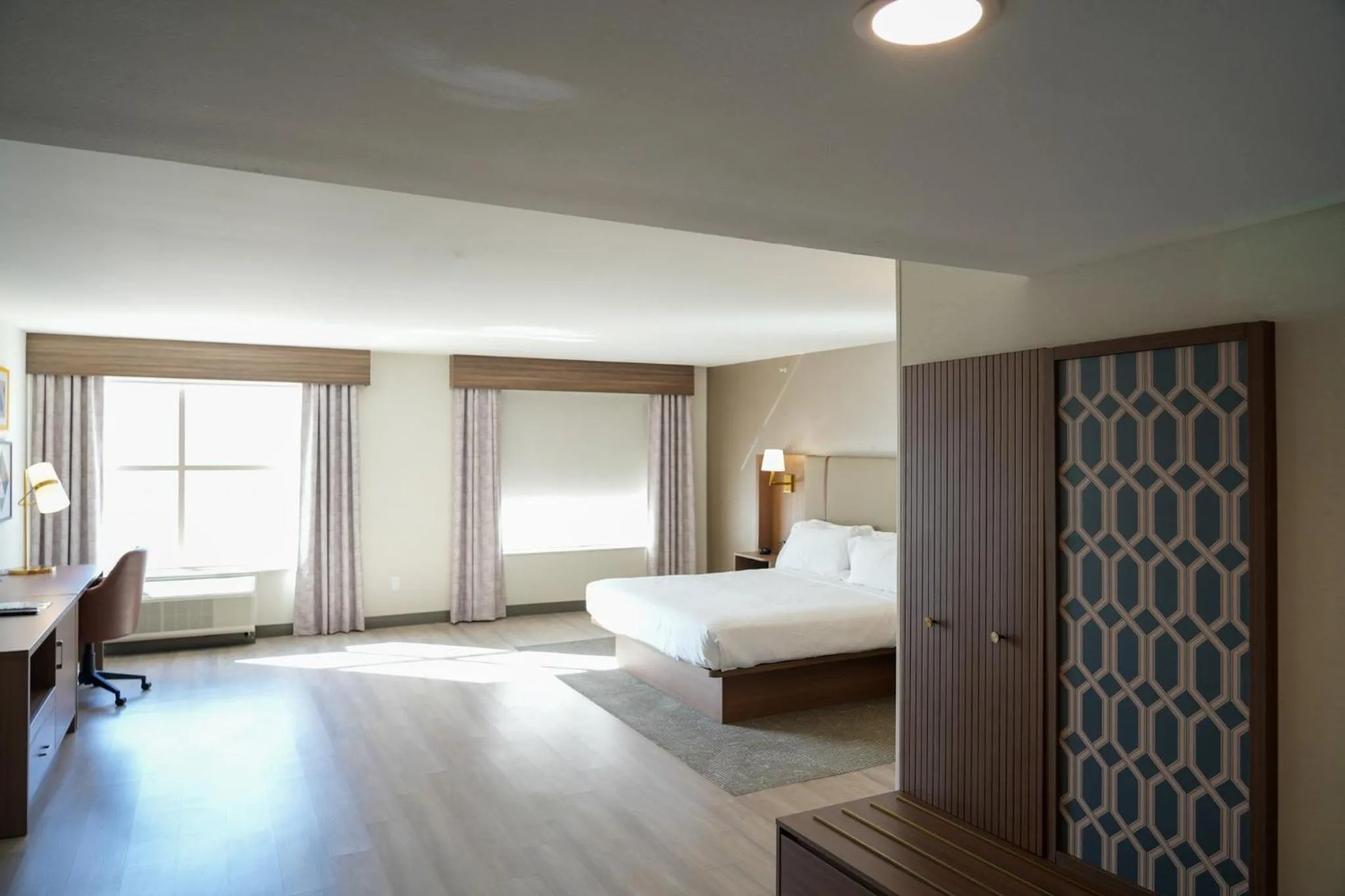 Photo of the whole room, Bed in Holiday Inn & Suites Phoenix Airport by IHG