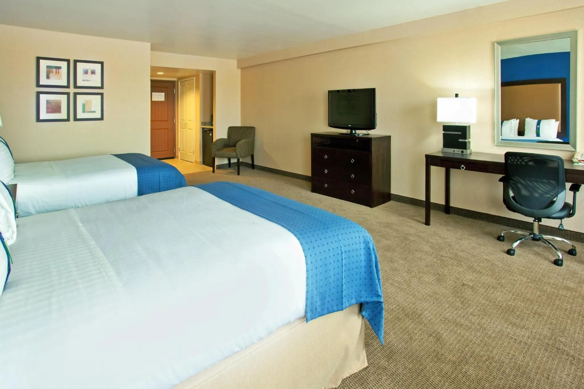 Photo of the whole room, Bed in Holiday Inn & Suites Phoenix Airport by IHG