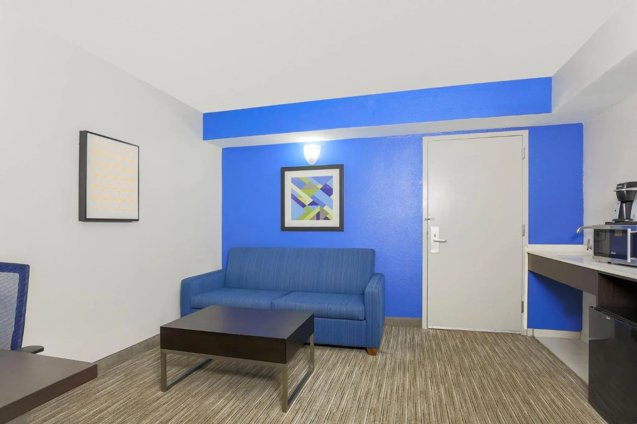 Photo of the whole room in Holiday Inn Express Miami Airport Doral Area by IHG