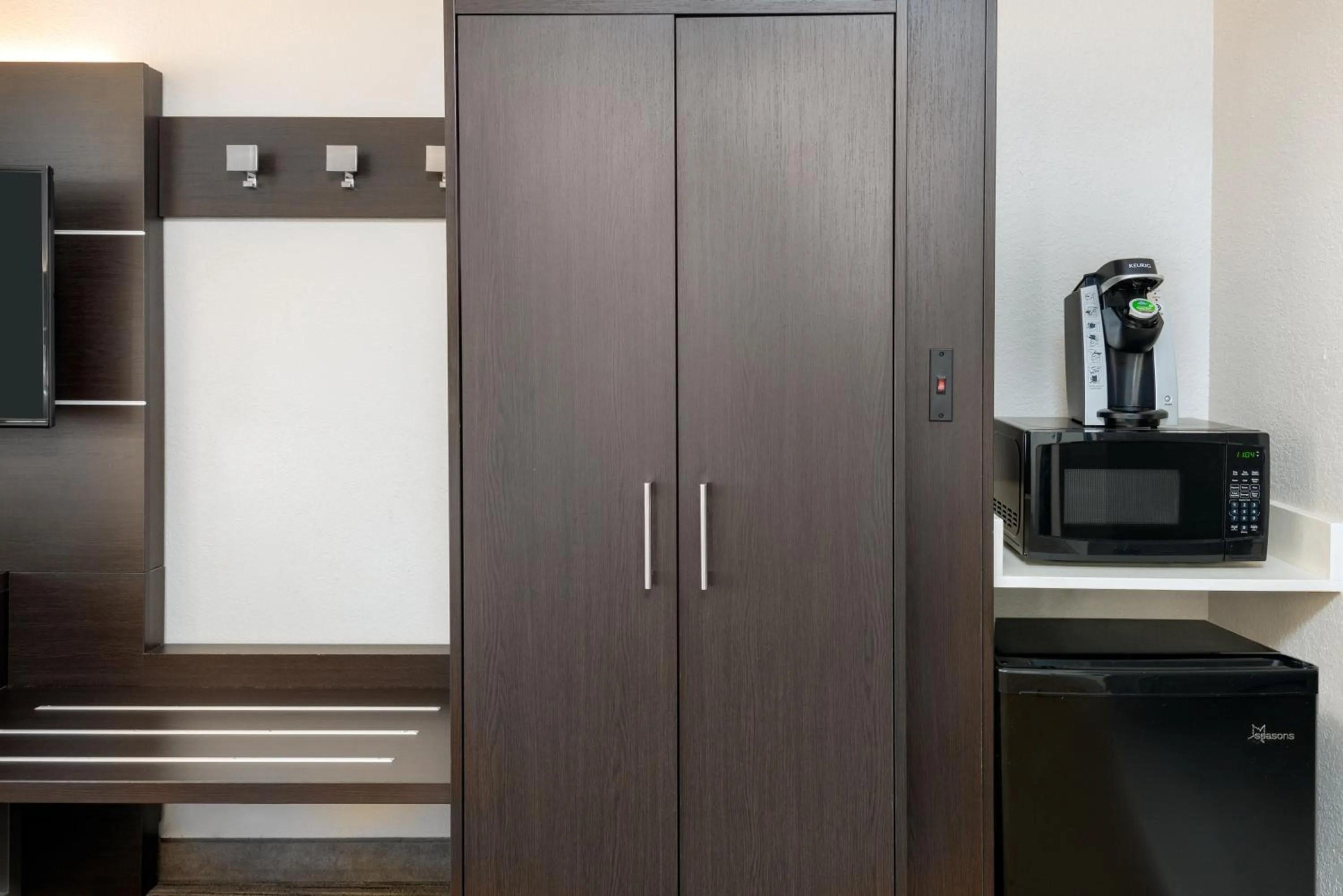 Coffee/tea facilities in Holiday Inn Express Miami Airport Doral Area by IHG