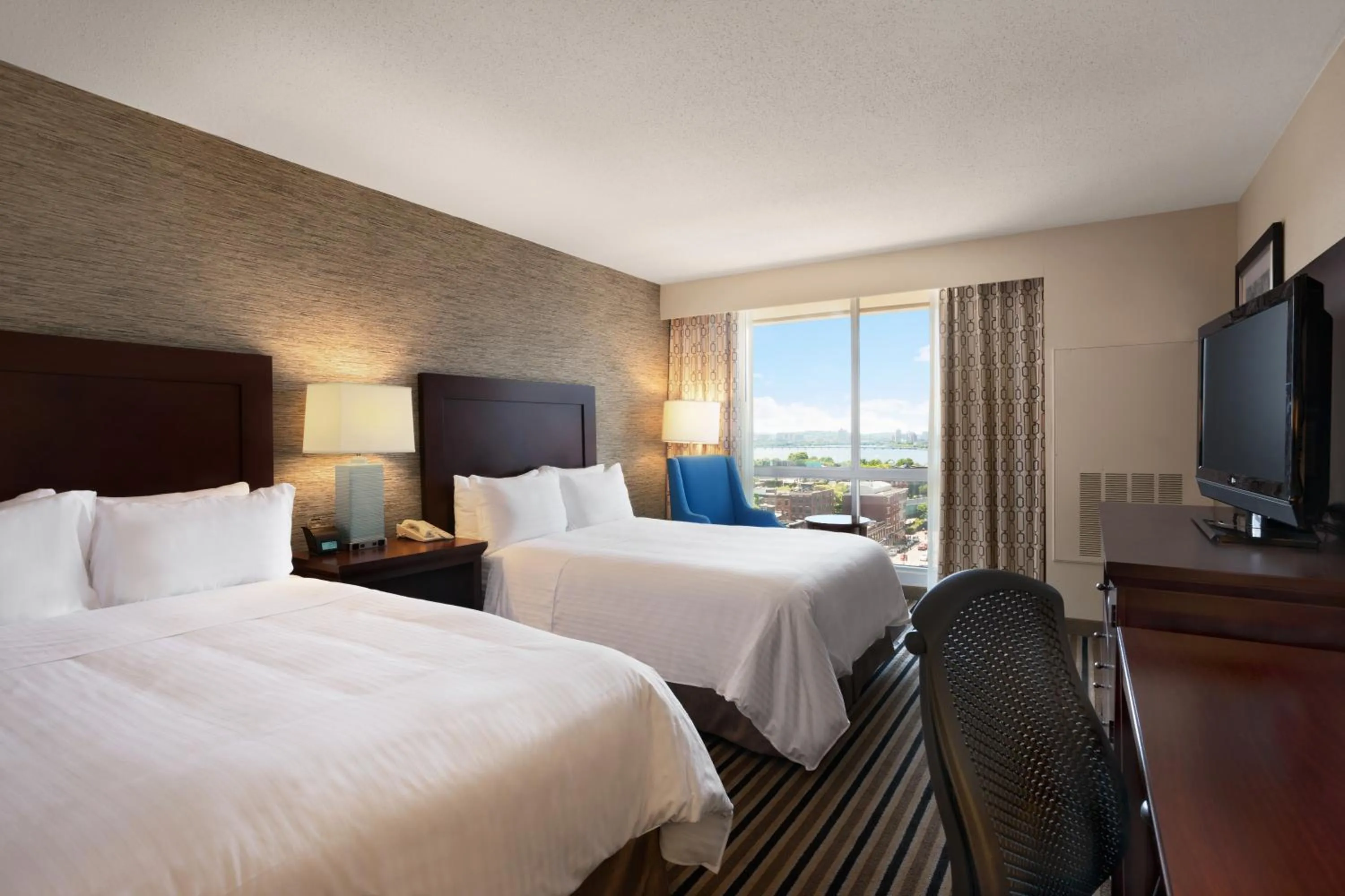 Photo of the whole room, Bed in Wyndham Boston Beacon Hill