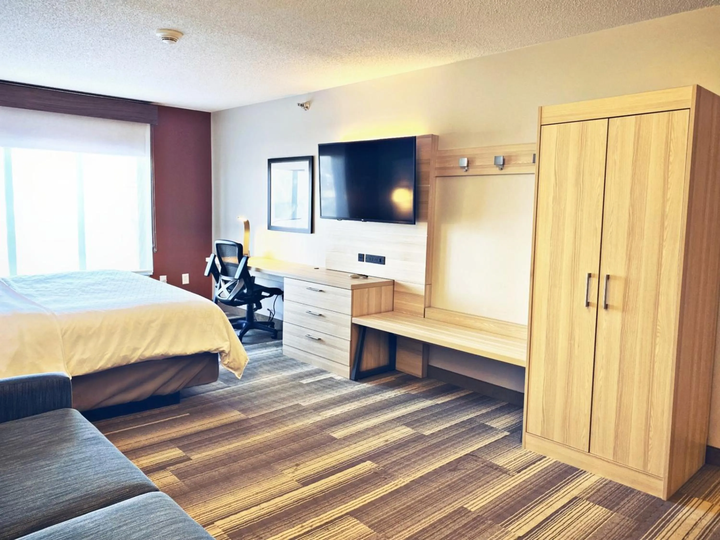Bed in Holiday Inn Express & Suites La Porte by IHG
