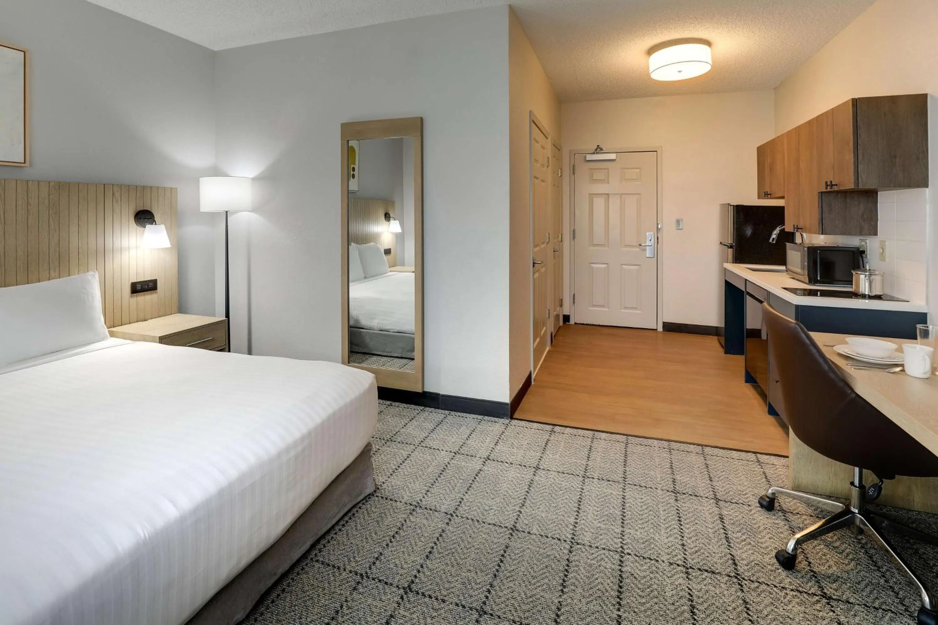 Photo of the whole room, Bed in Sonesta Simply Suites Miami Airport Doral