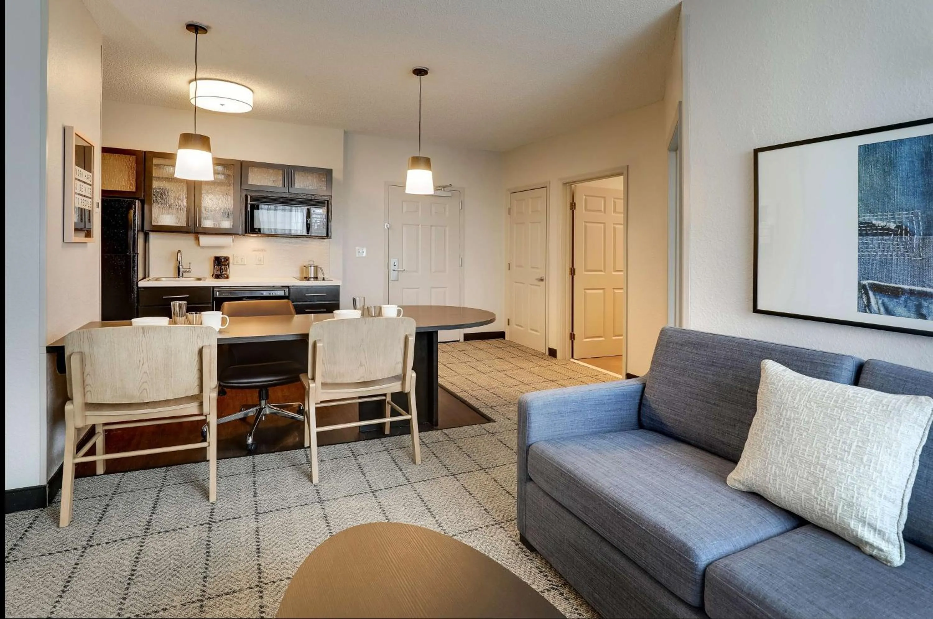 Kitchen or kitchenette in Sonesta Simply Suites Miami Airport Doral