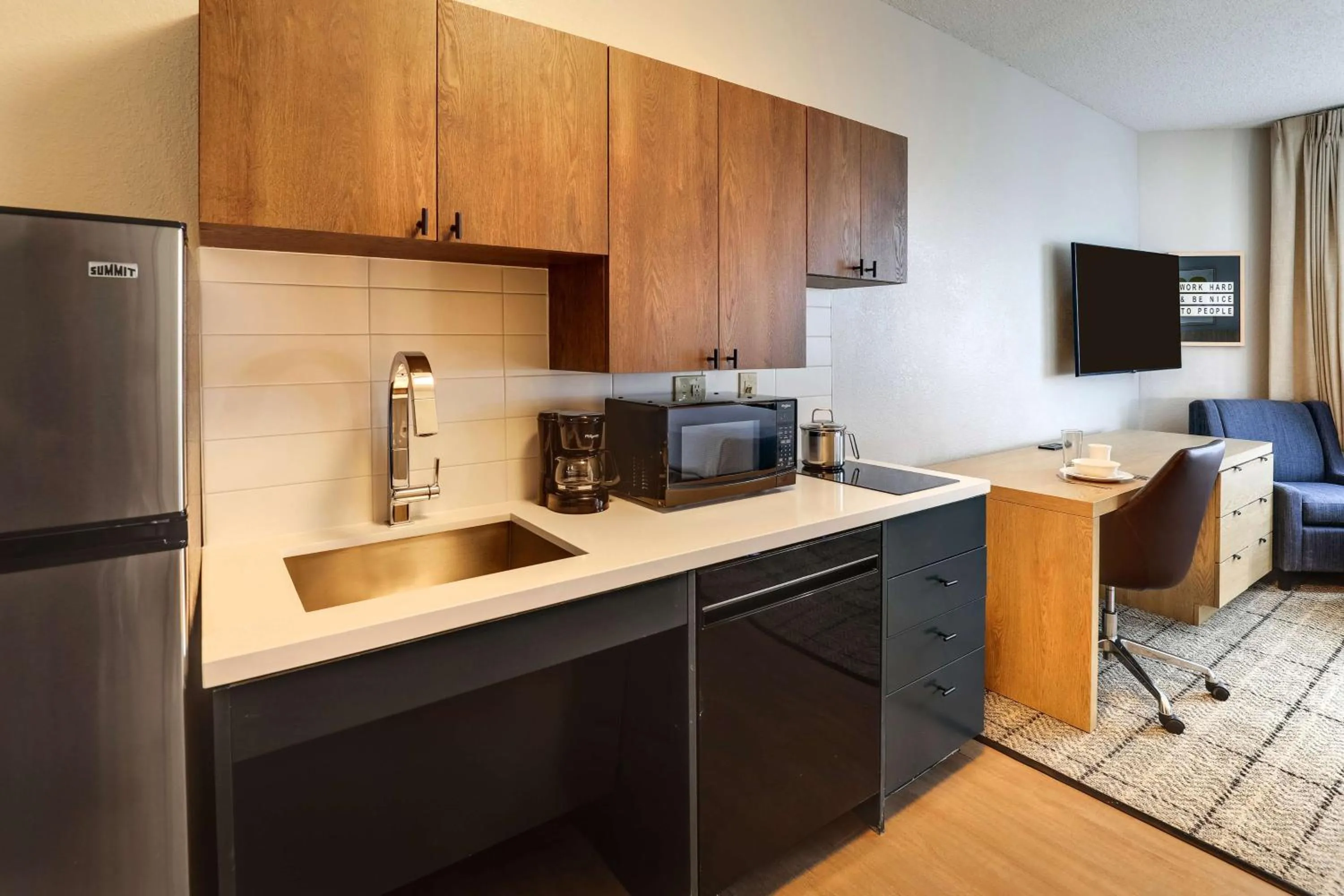 Kitchen or kitchenette in Sonesta Simply Suites Miami Airport Doral