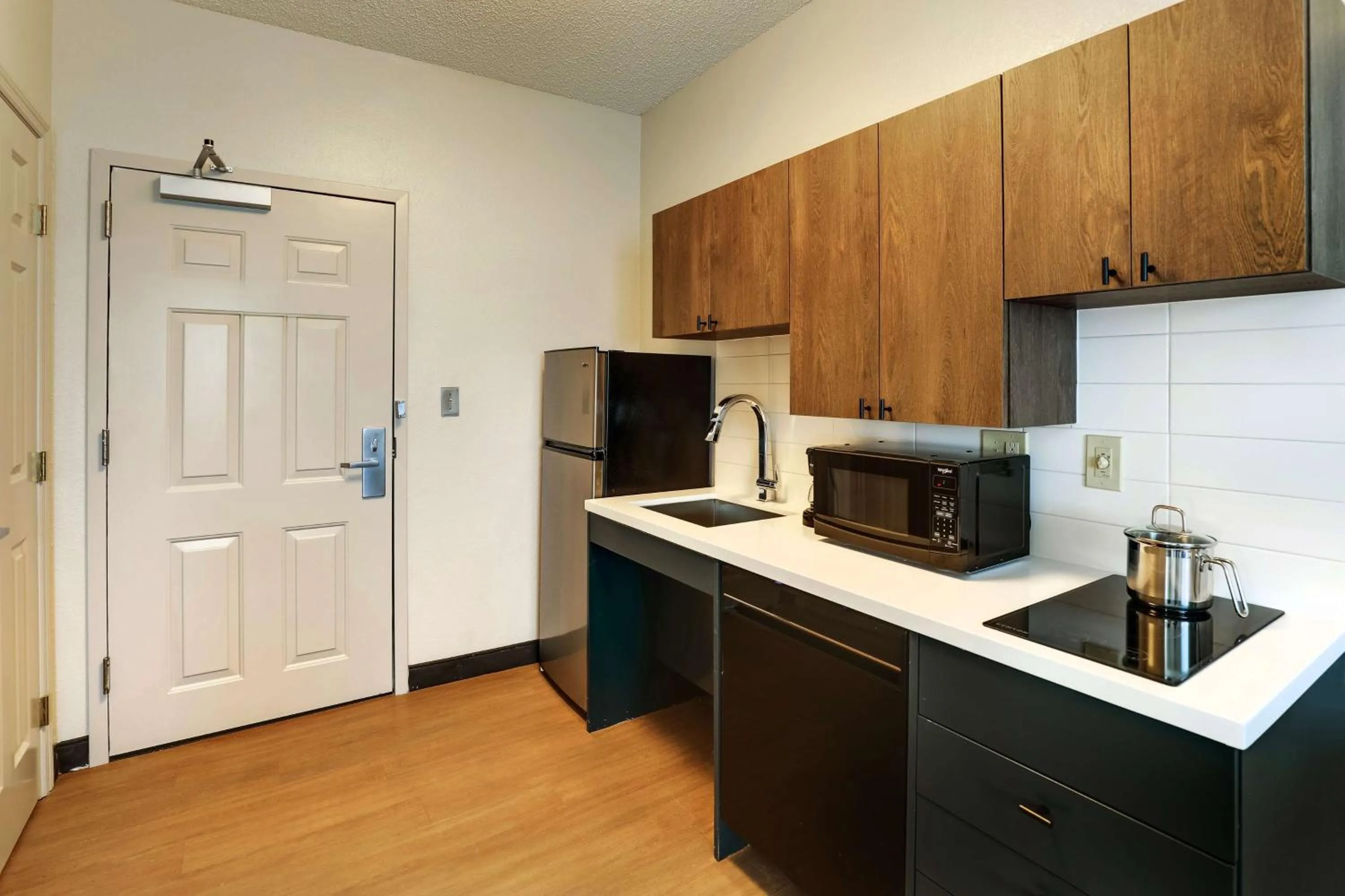 Kitchen or kitchenette in Sonesta Simply Suites Miami Airport Doral