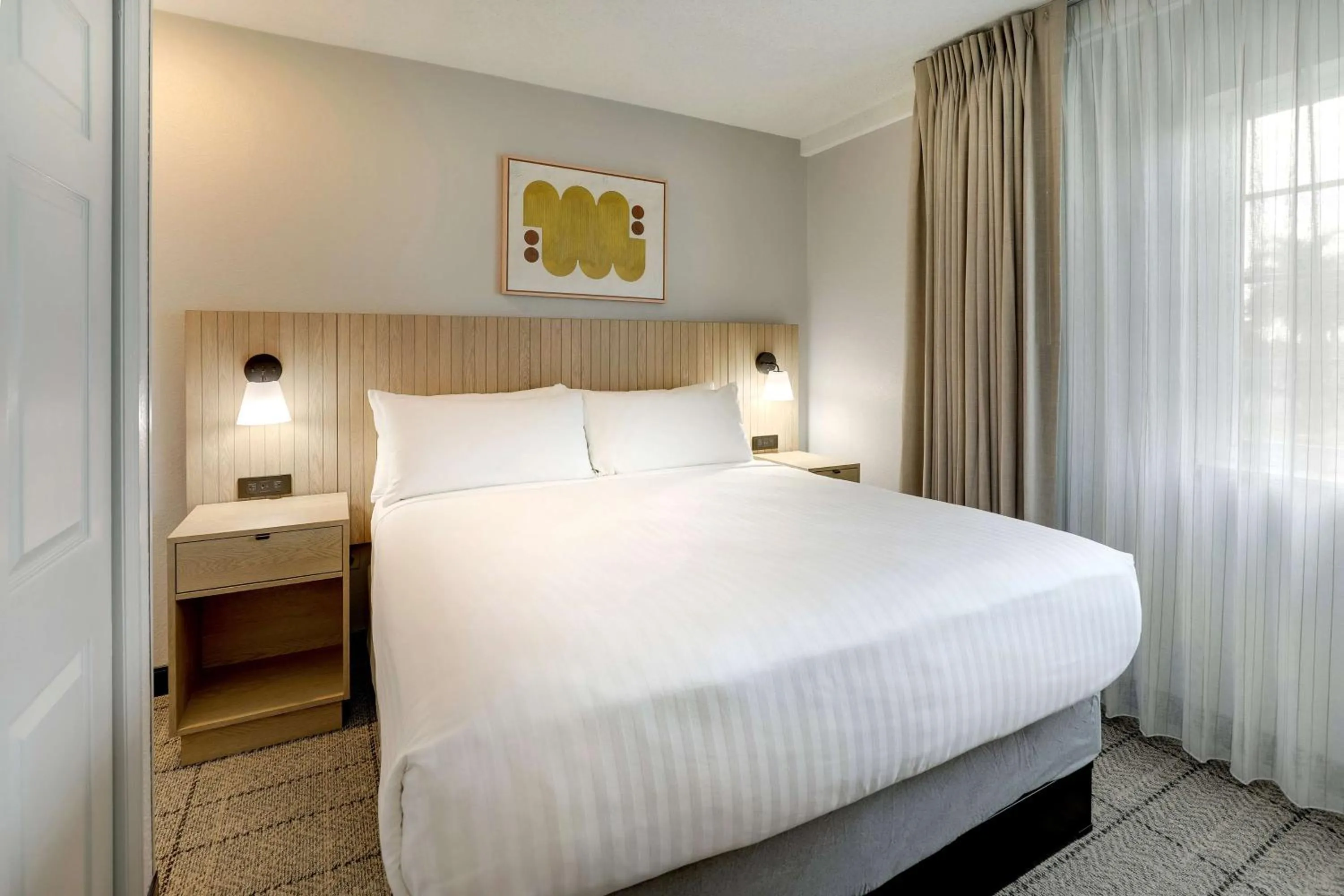 Photo of the whole room, Bed in Sonesta Simply Suites Miami Airport Doral