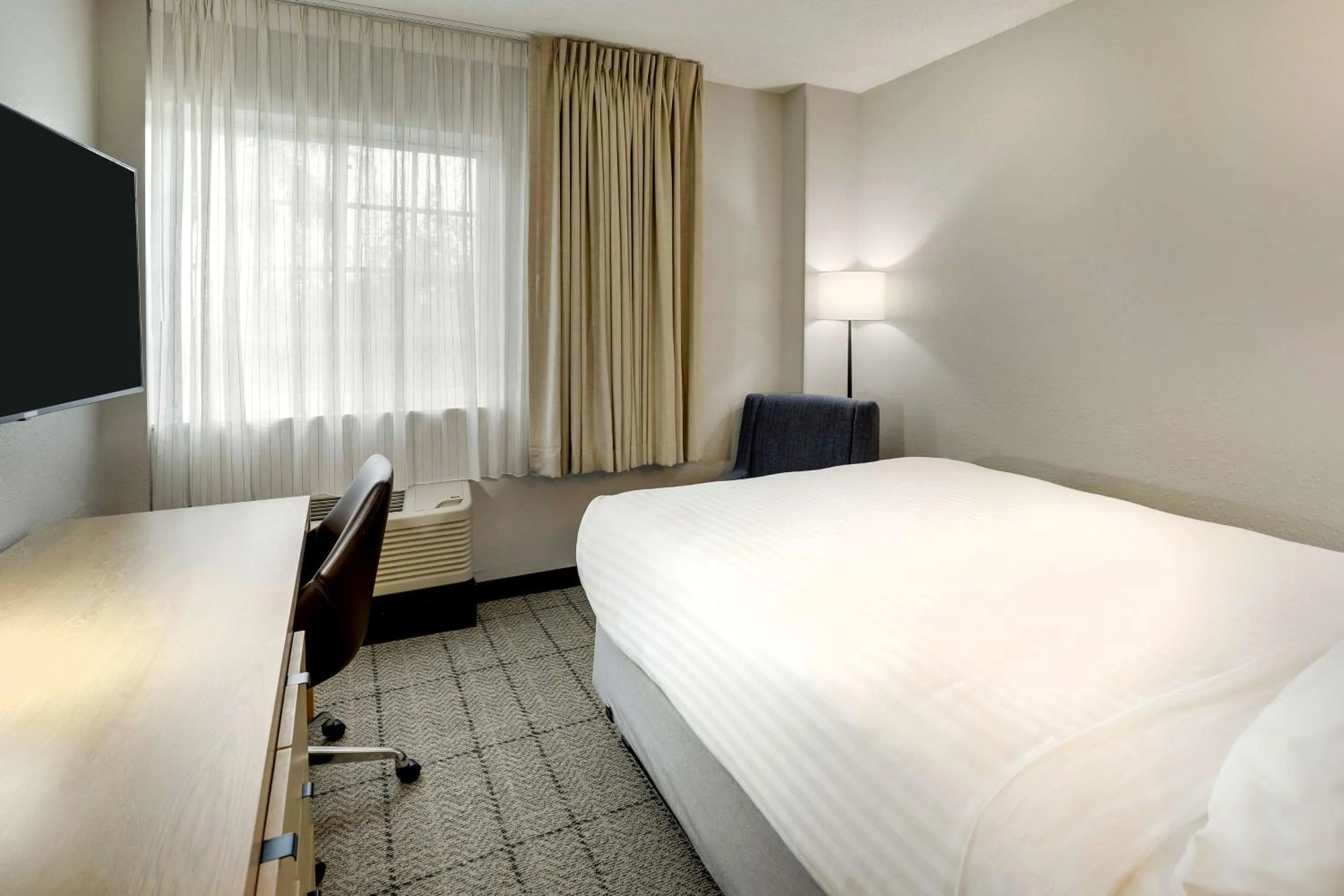Photo of the whole room, Bed in Sonesta Simply Suites Miami Airport Doral