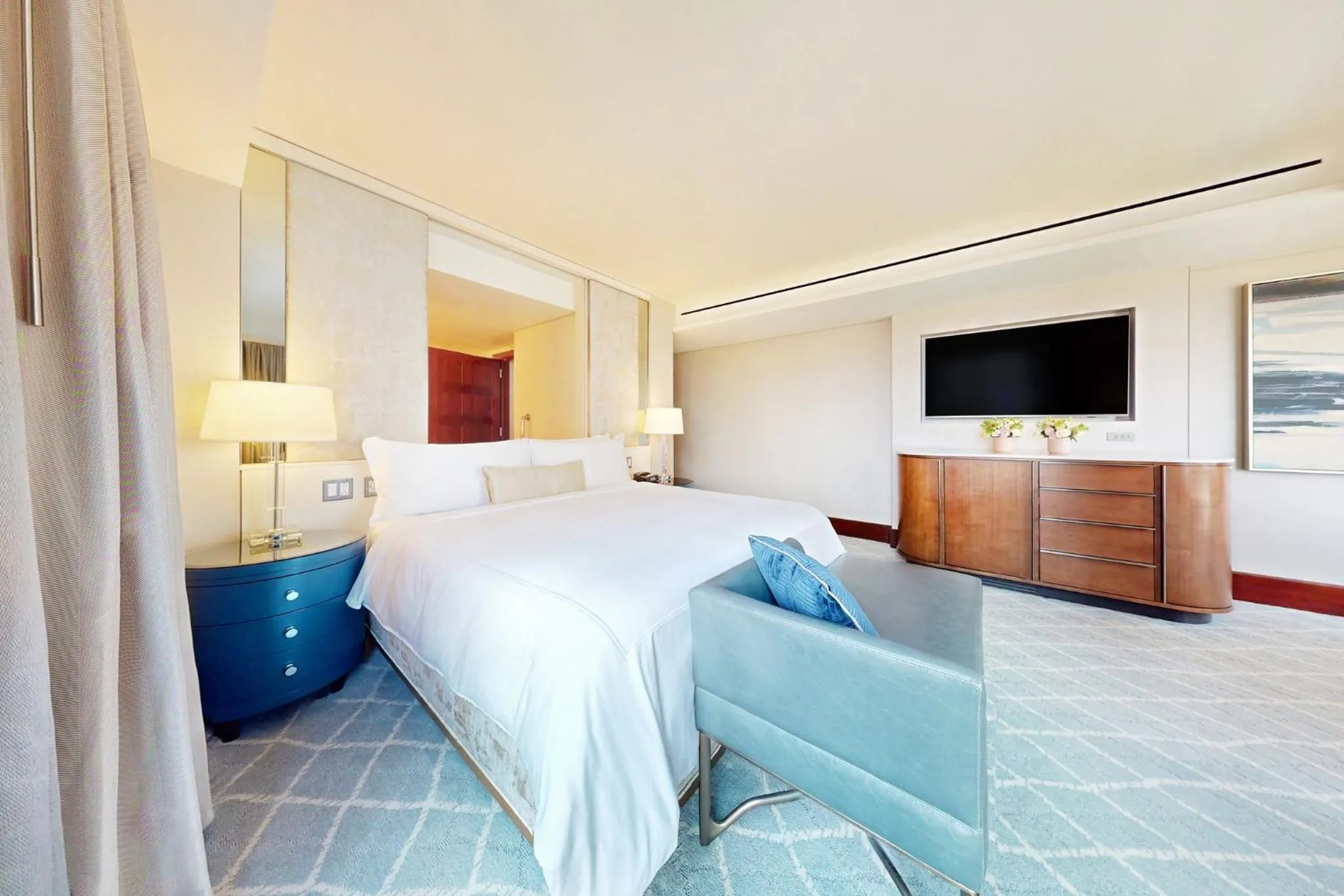 Photo of the whole room, Bed in InterContinental Boston by IHG