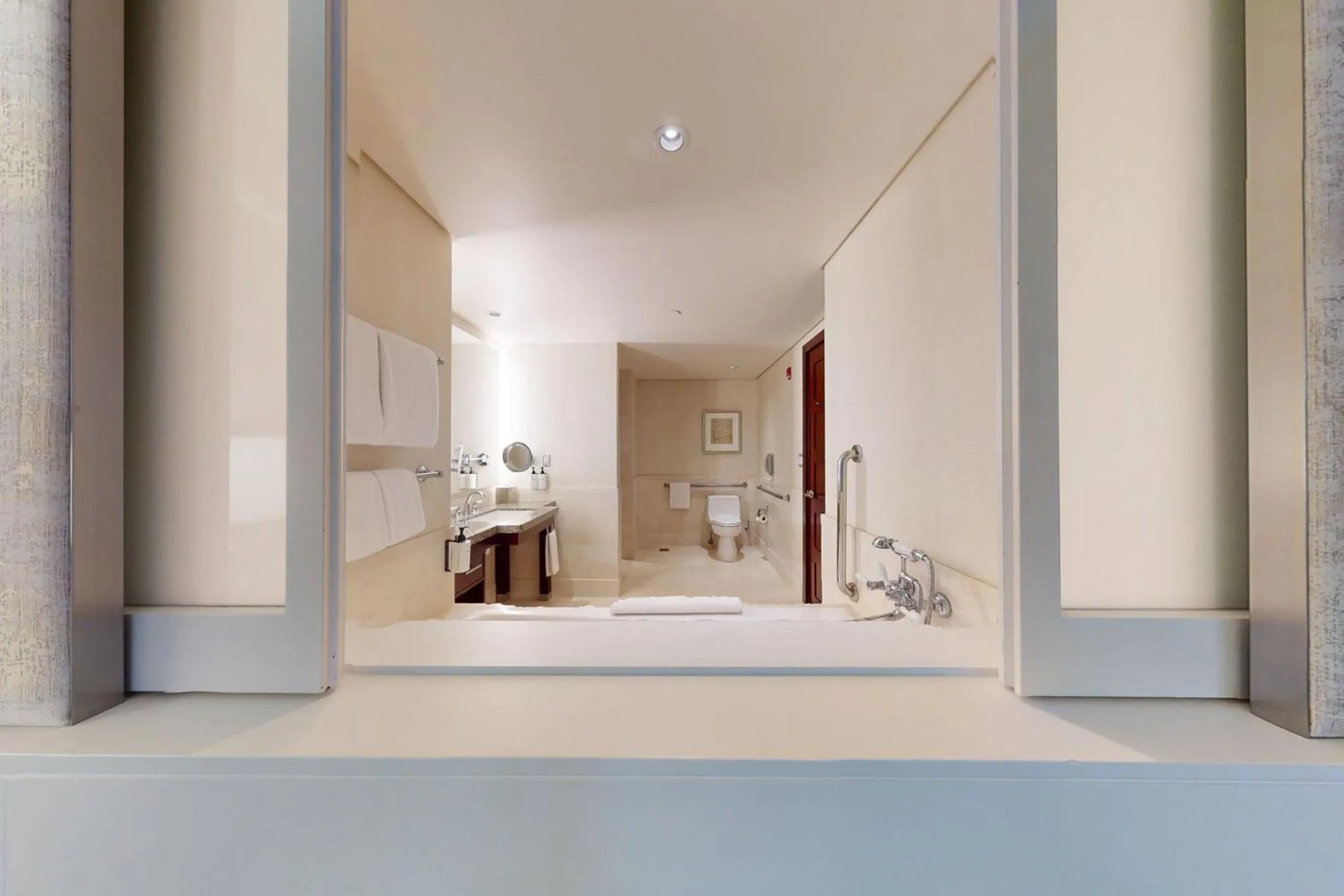 Photo of the whole room, Bed in InterContinental Boston by IHG