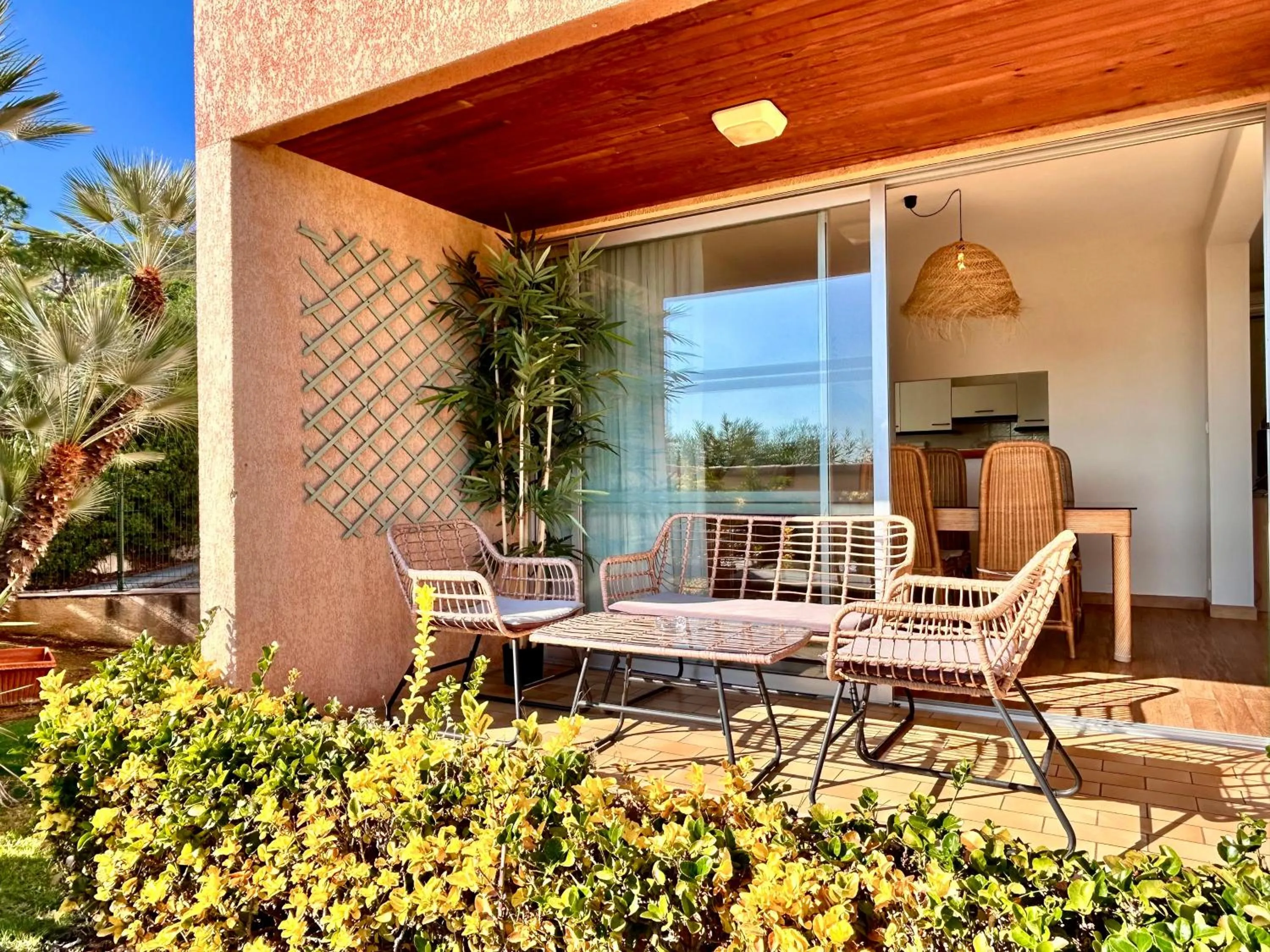 Patio in Hôtel La Pinède