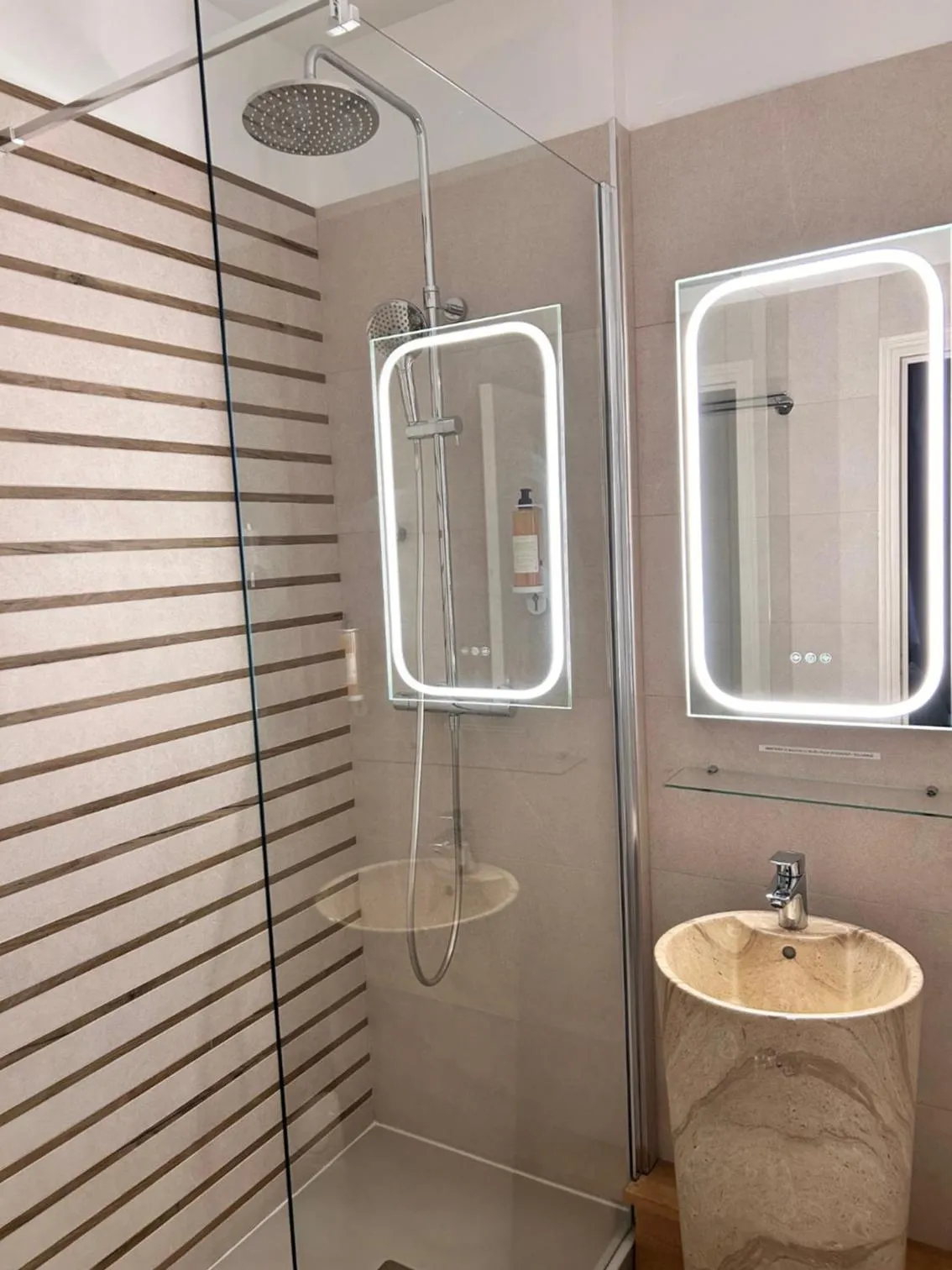 Shower in Hôtel La Pinède