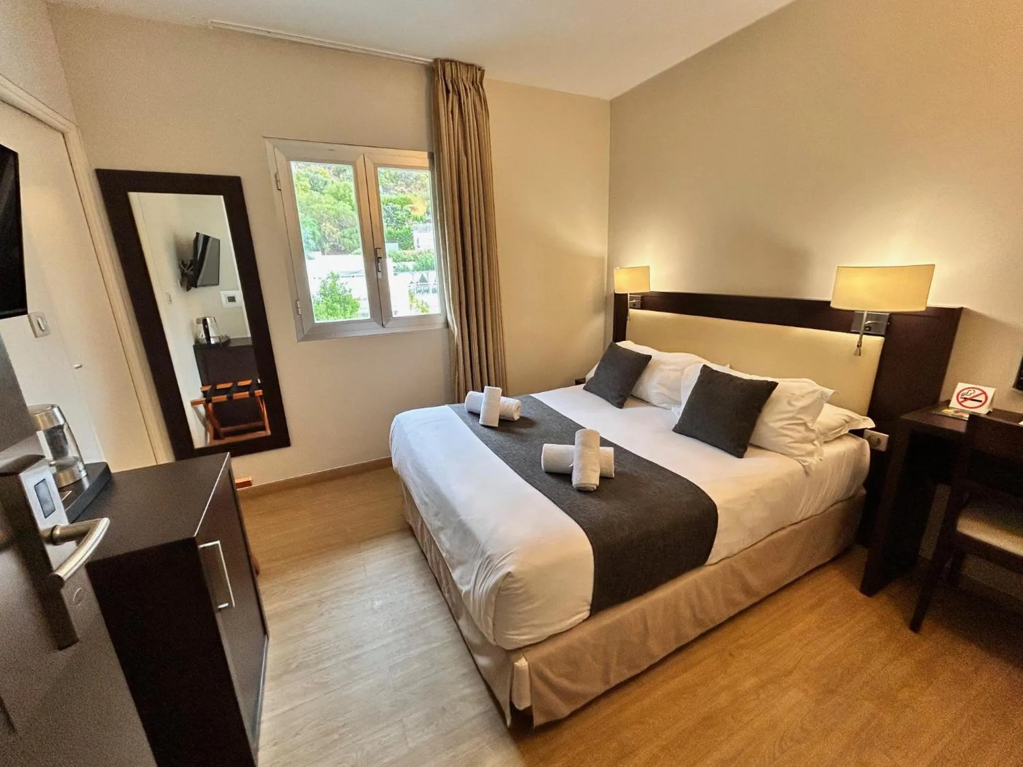 Bed in Hôtel La Pinède