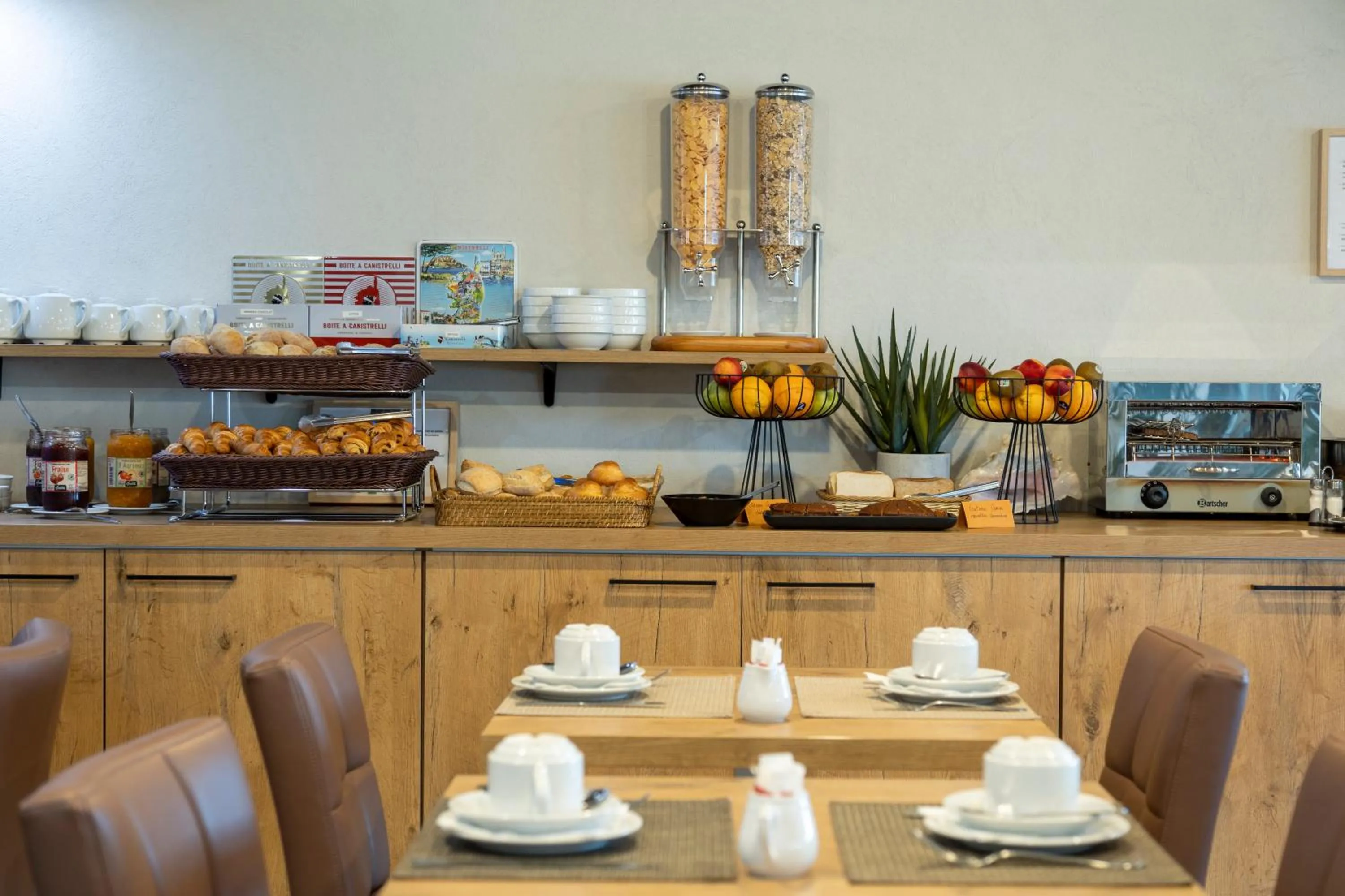 Buffet breakfast in Hôtel La Pinède