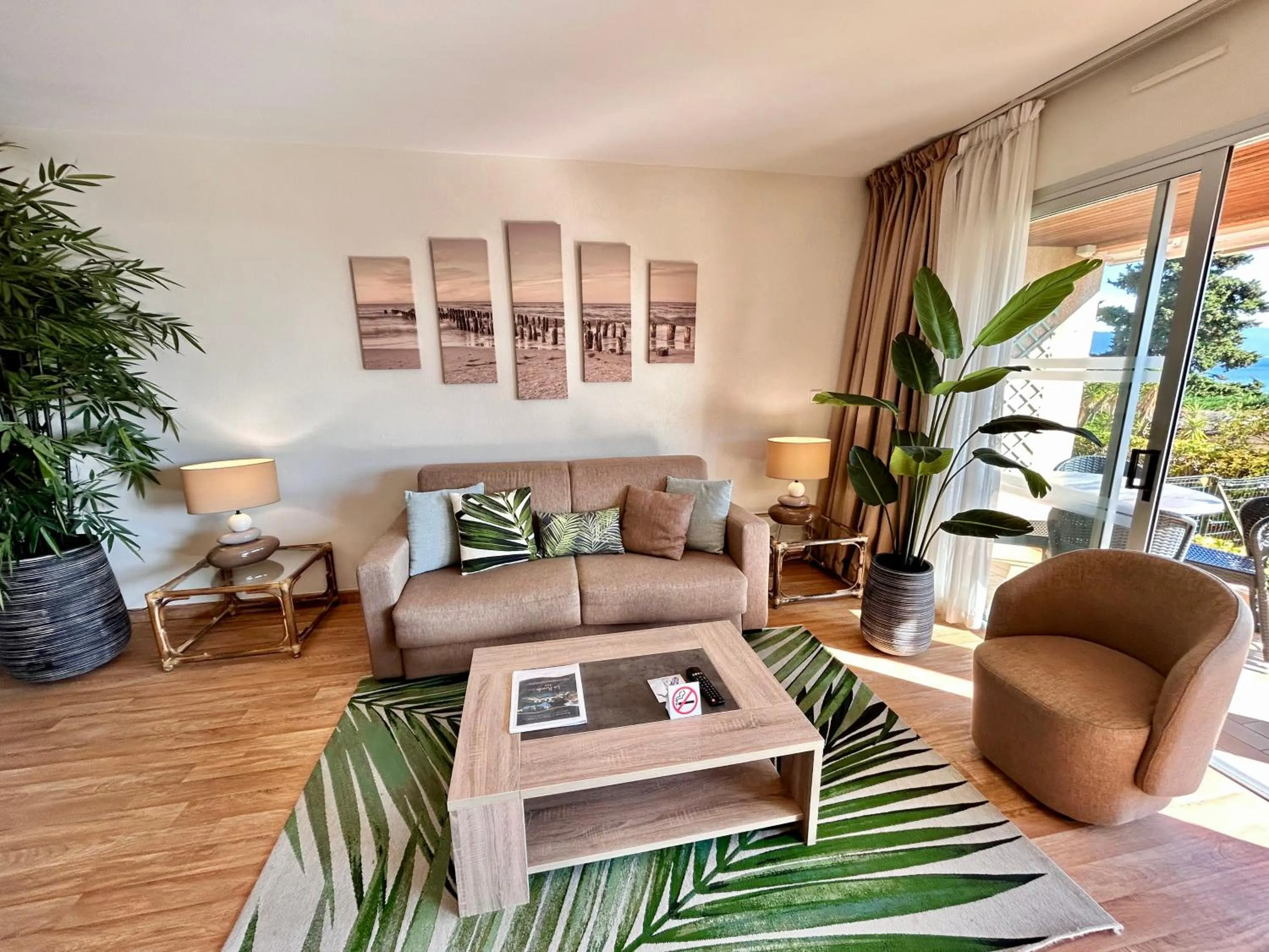 Living room in Hôtel La Pinède