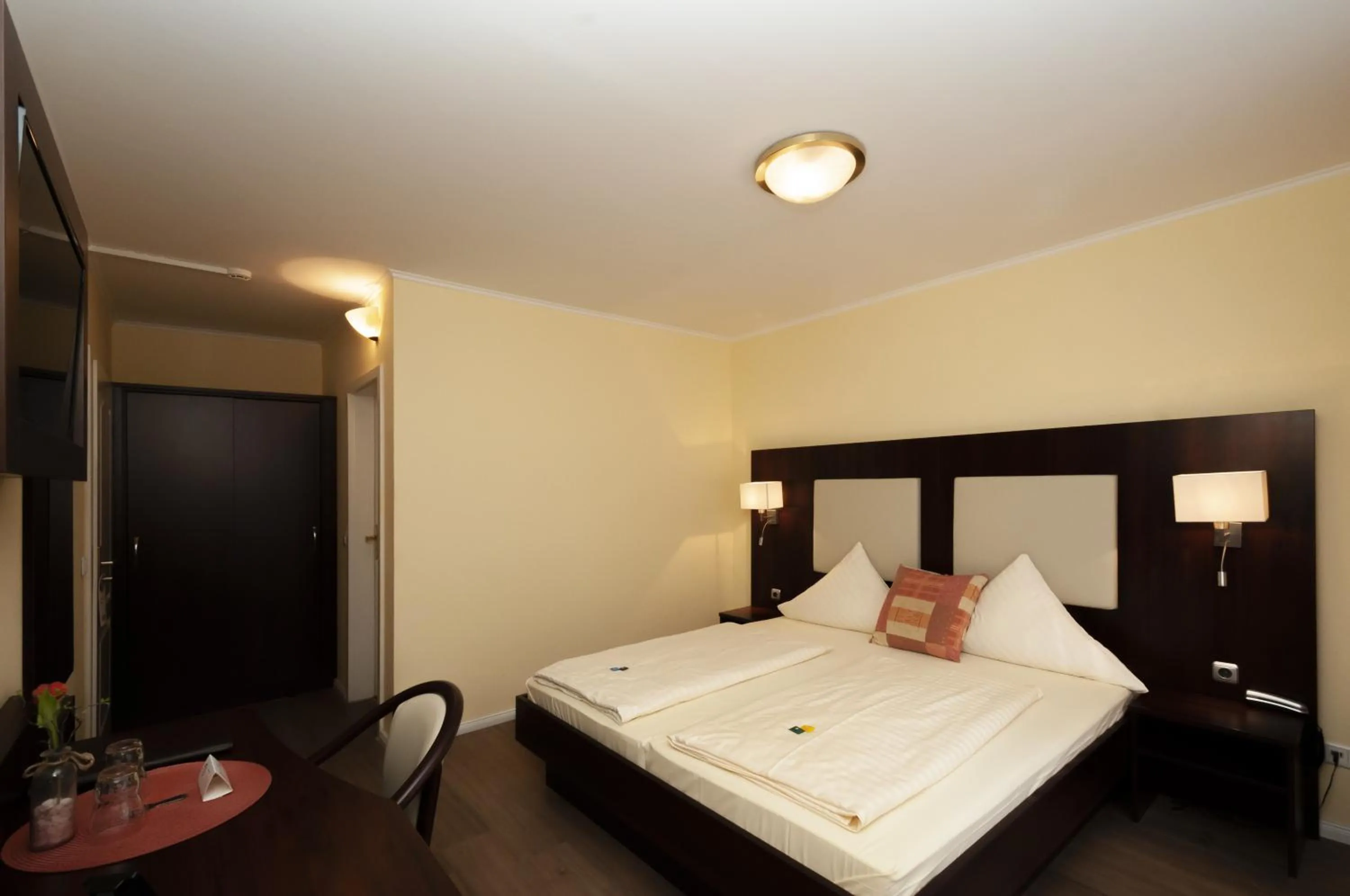 Photo of the whole room, Bed in Hotel Grüne Tanne