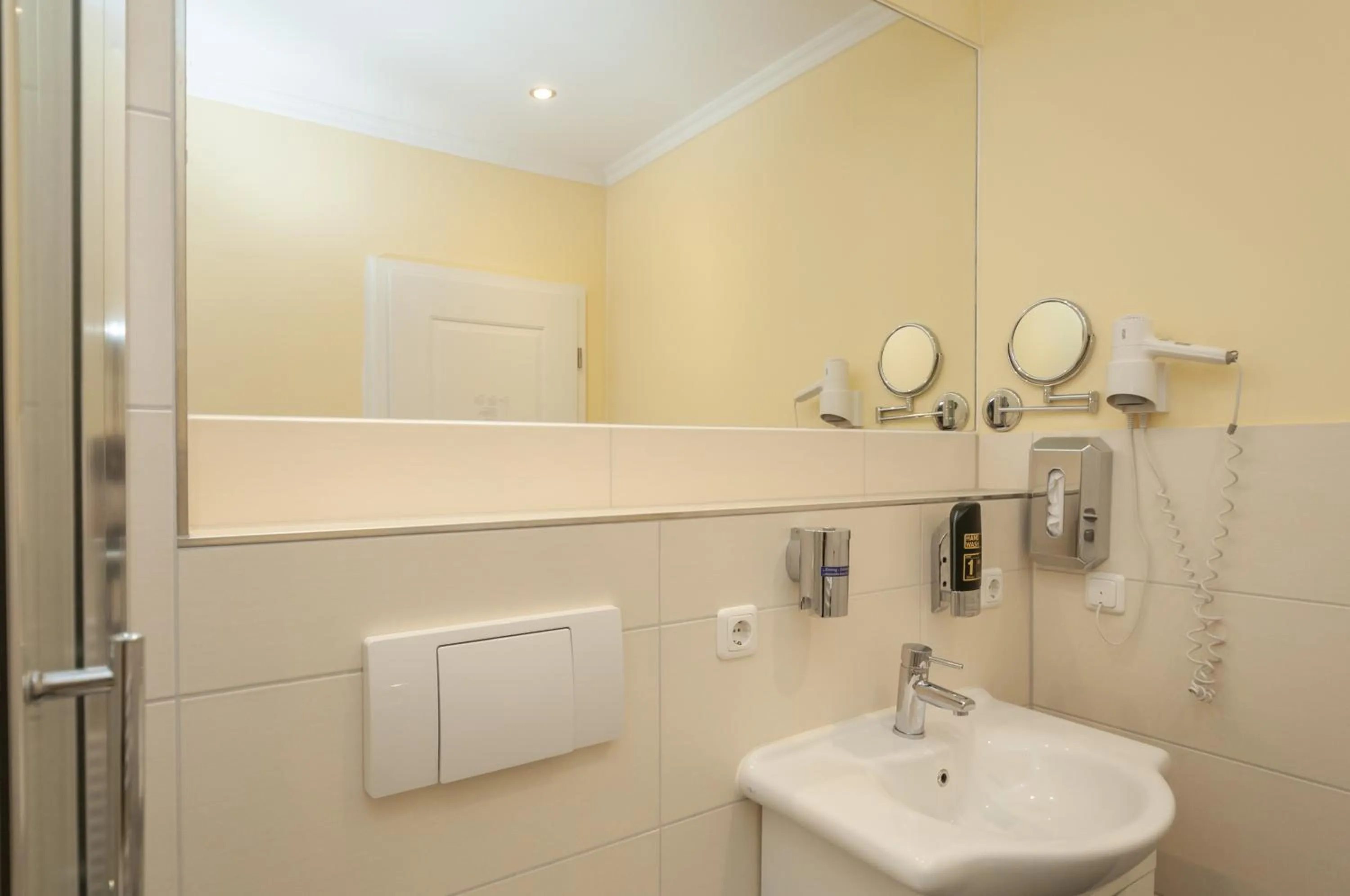 Bathroom in Hotel Grüne Tanne