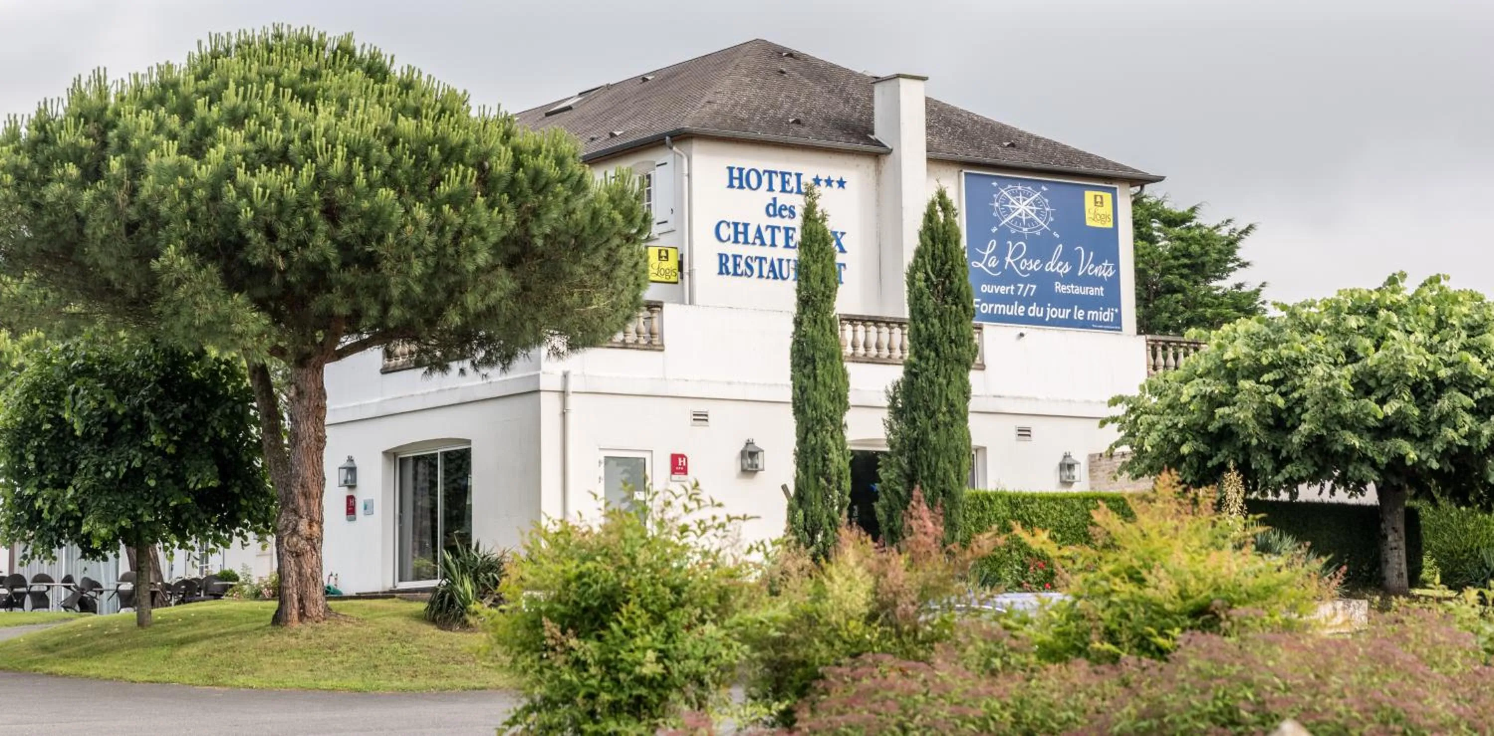 Facade/entrance in Logis Hôtel Restaurant des Châteaux