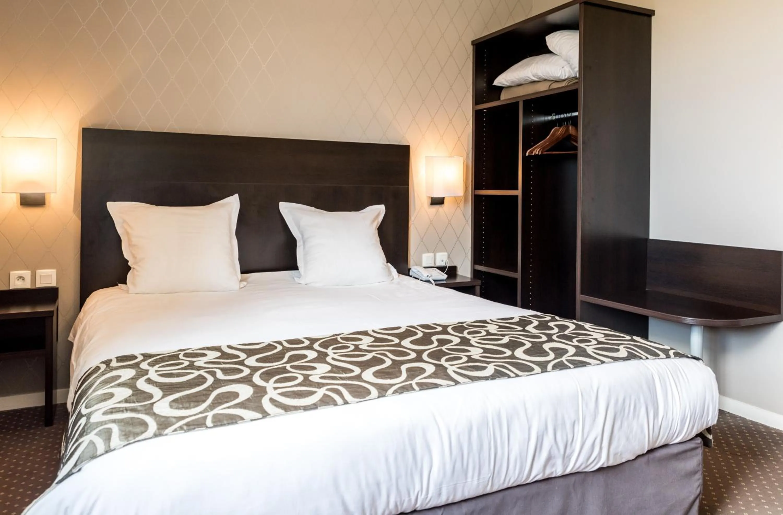 Bed in Logis Hôtel Restaurant des Châteaux