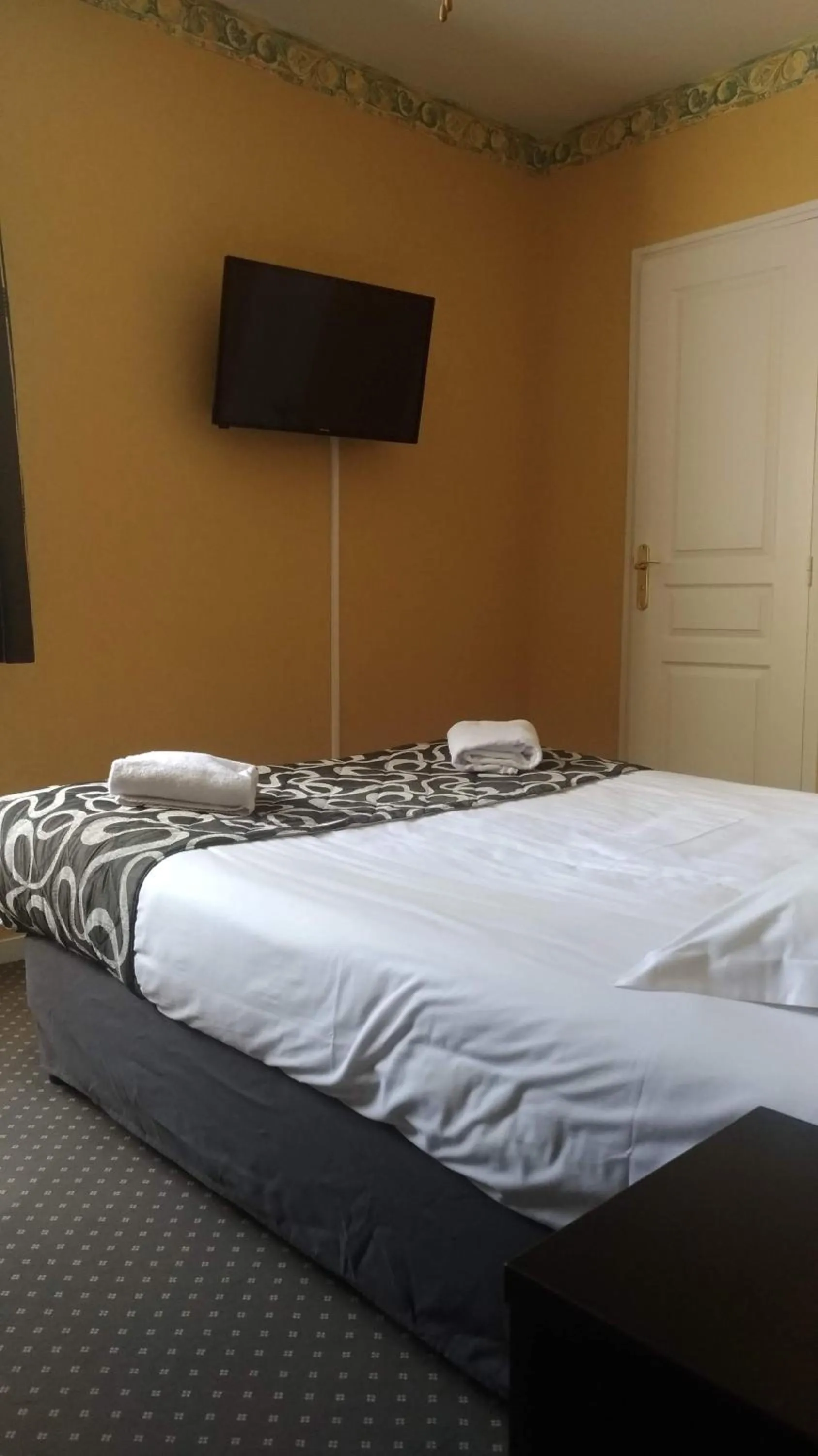 Bed in Logis Hôtel Restaurant des Châteaux