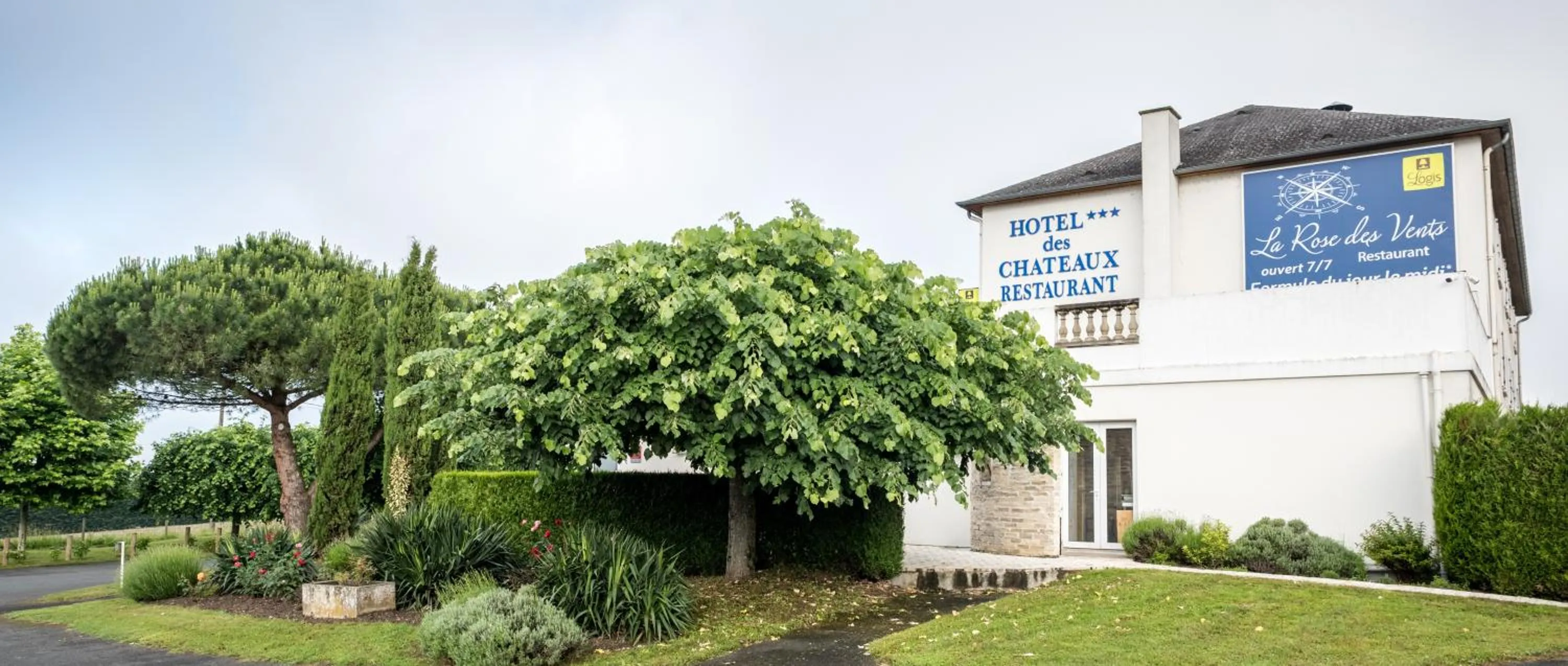 Facade/entrance in Logis Hôtel Restaurant des Châteaux