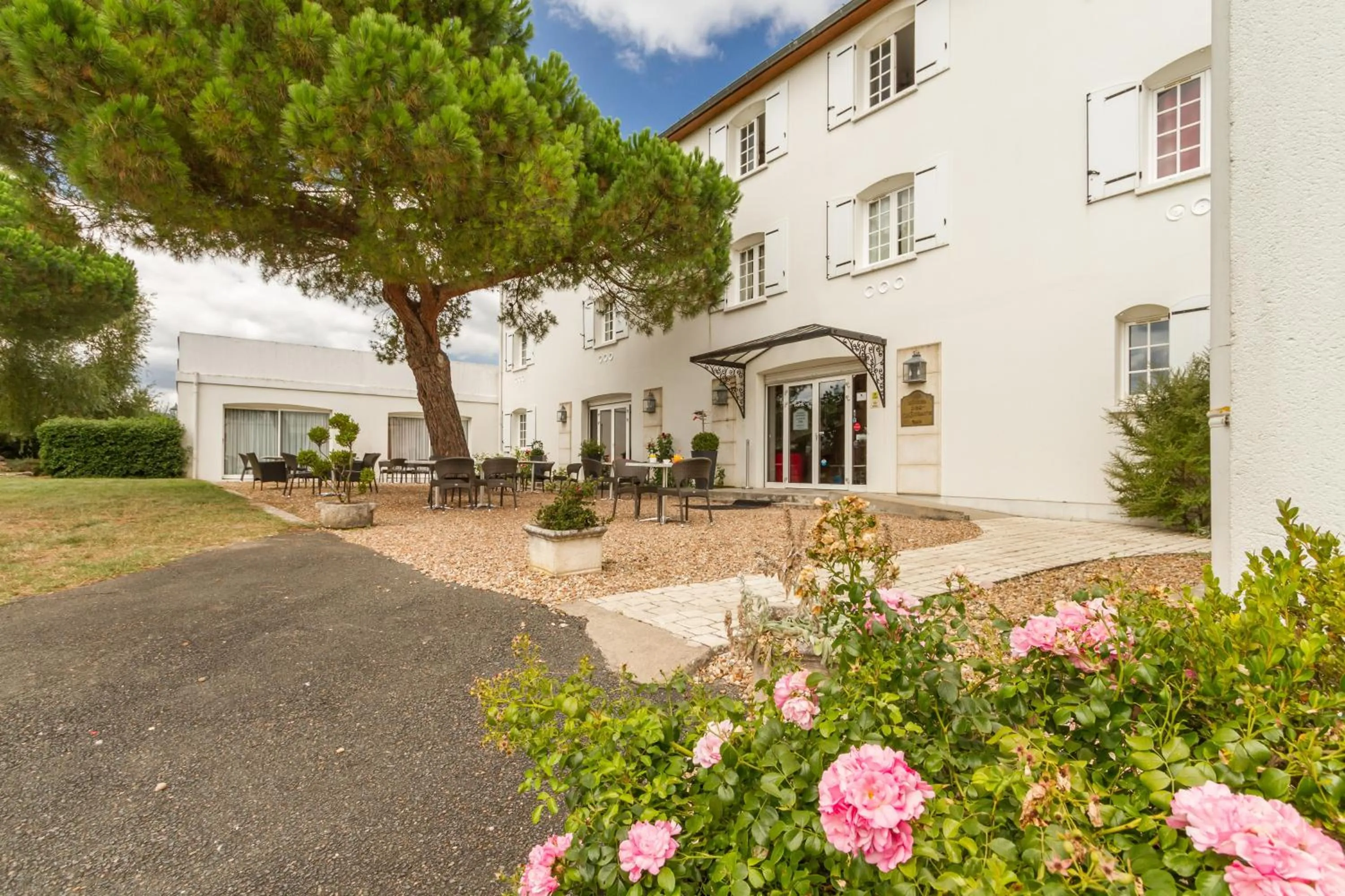 Property building in Logis Hôtel Restaurant des Châteaux
