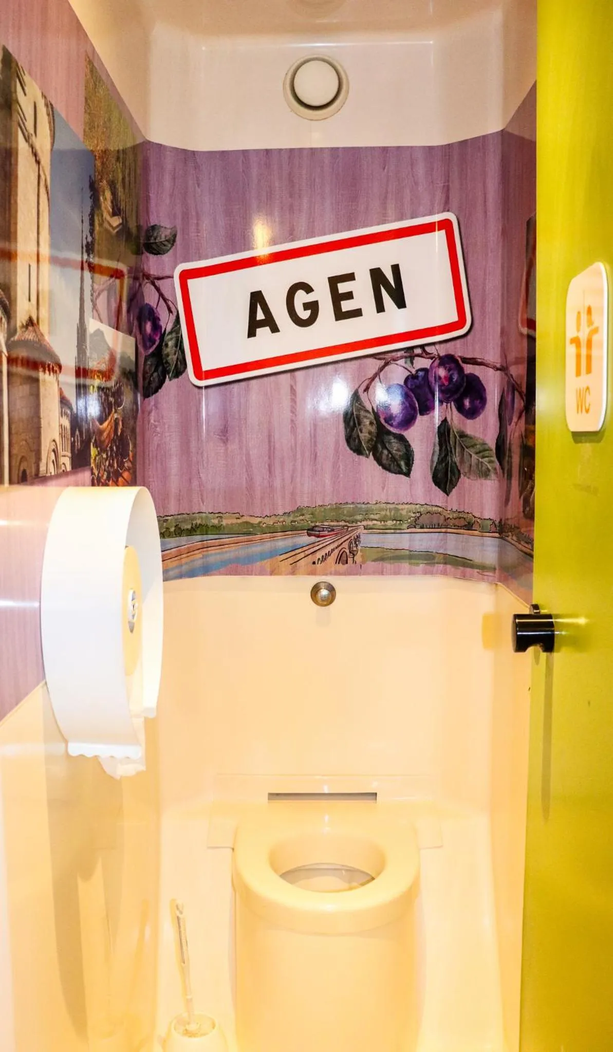 Toilet in Hoteleco Sud Agen Autoroute