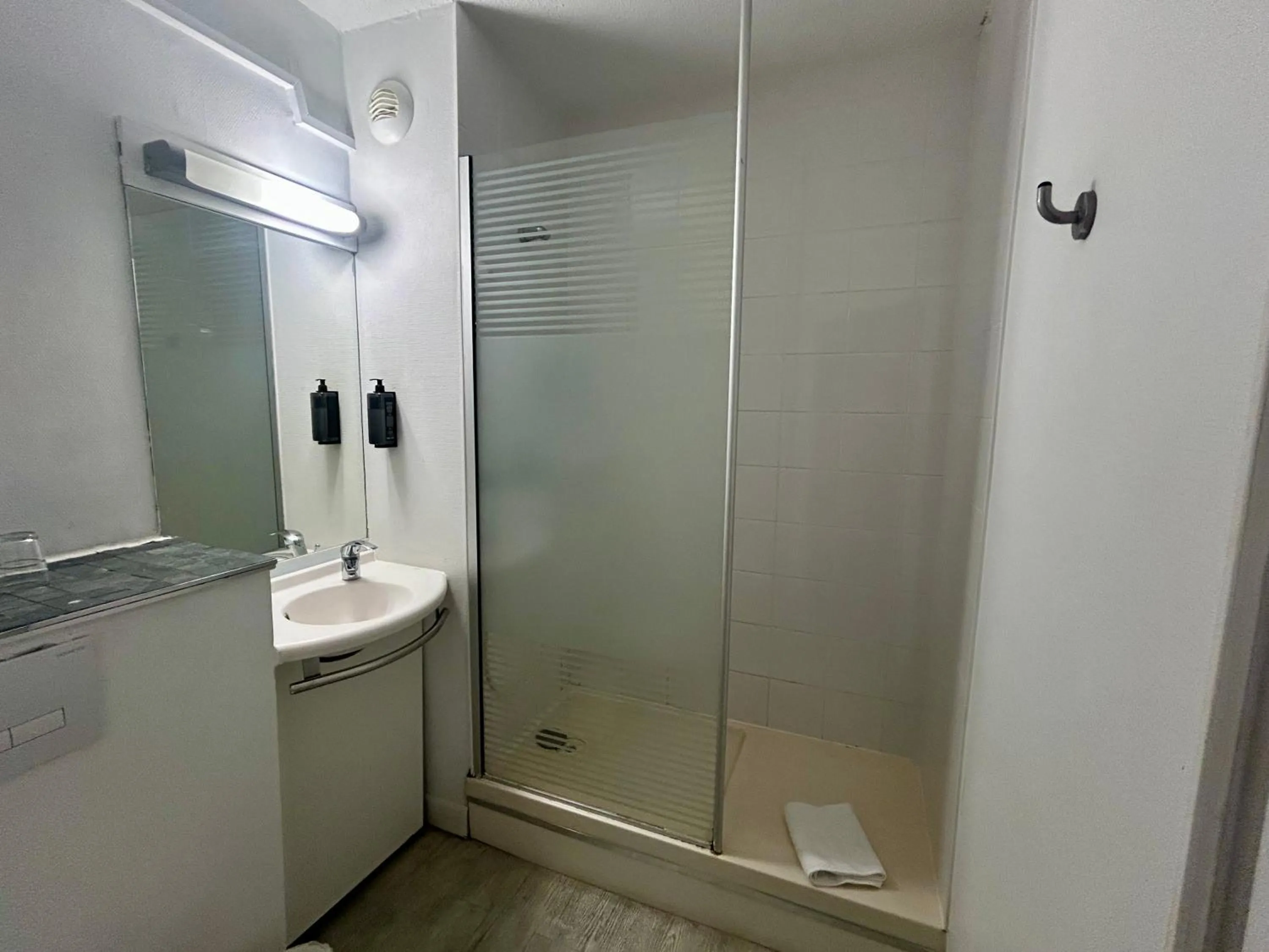 Bathroom in Ibis Budget Agen