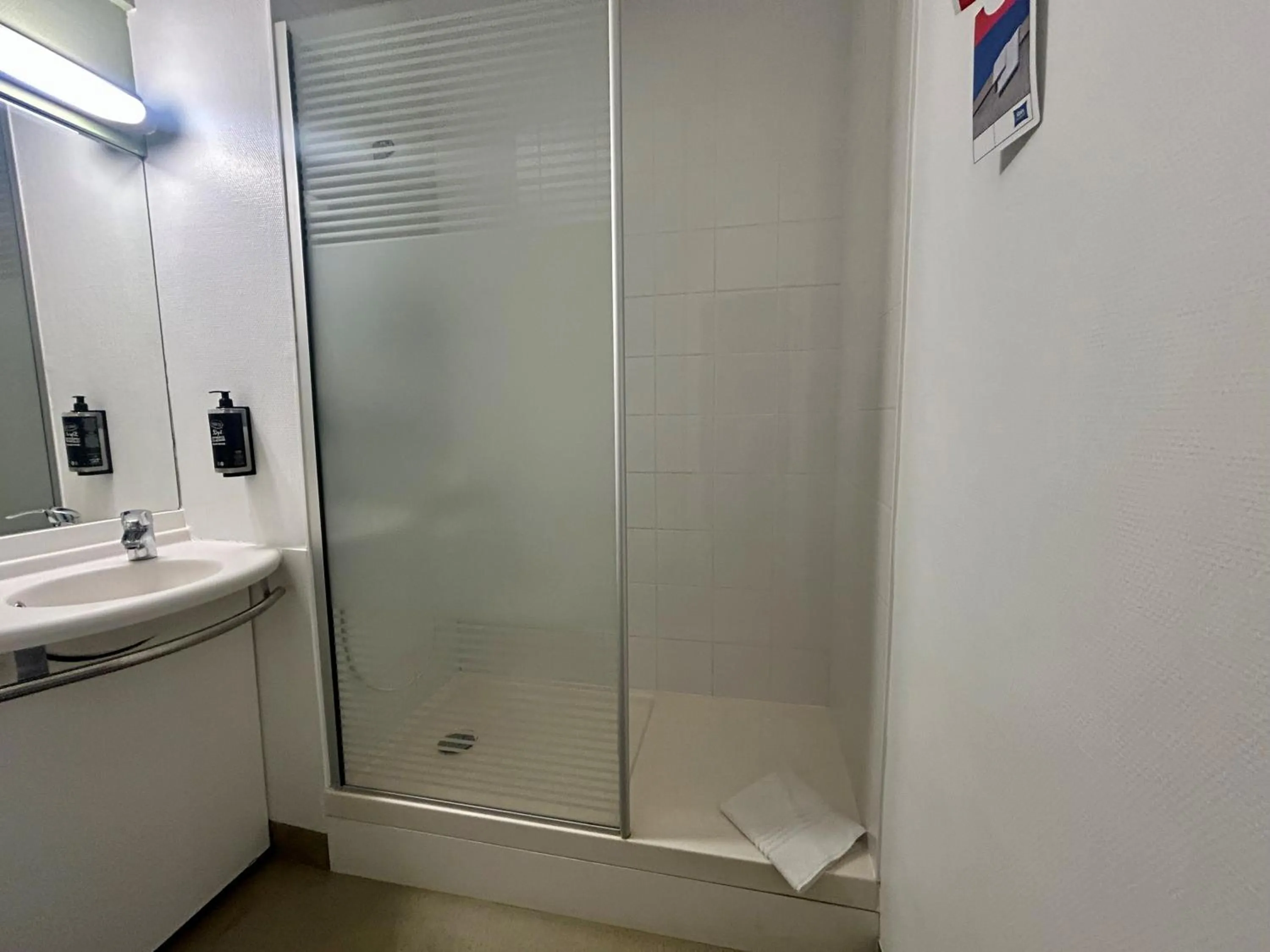 Bathroom in Ibis Budget Agen