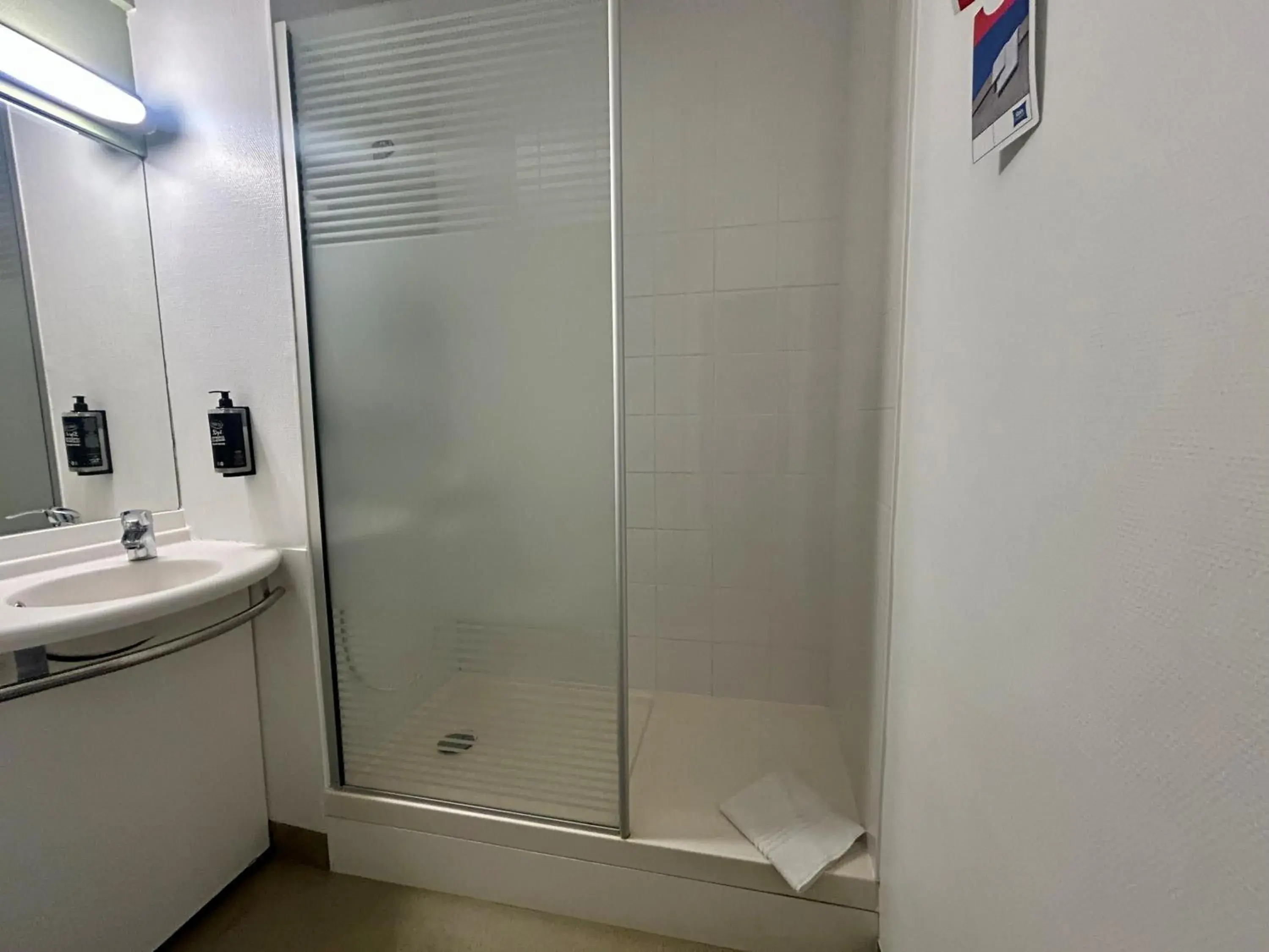 Standard Room with Three Single Bed in Ibis Budget Agen Standard Room with Three Single Bed in Ibis Budget Agen