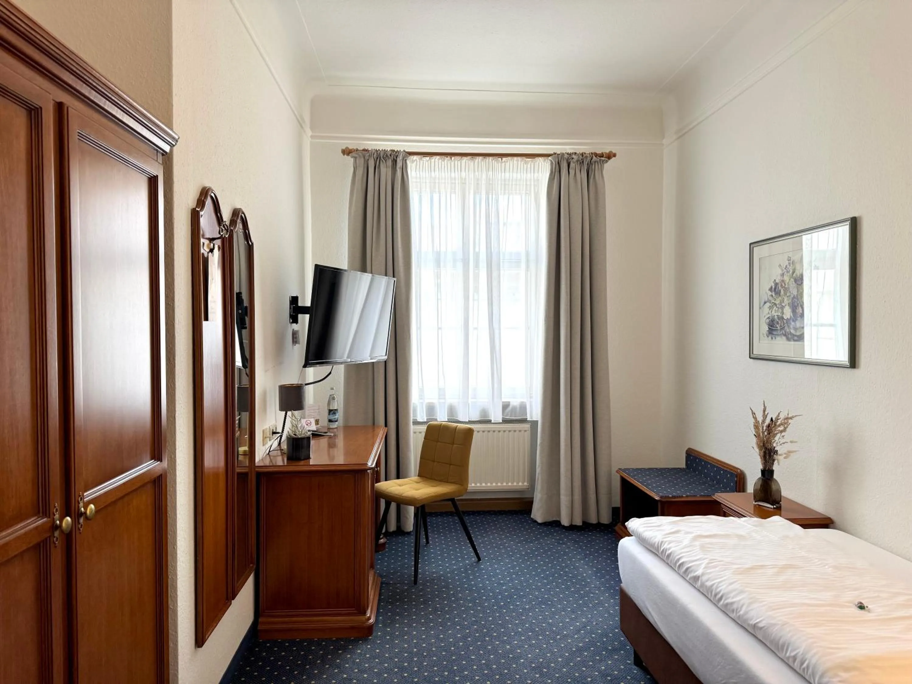 Photo of the whole room, Bed in Hotel Goldener Hirsch