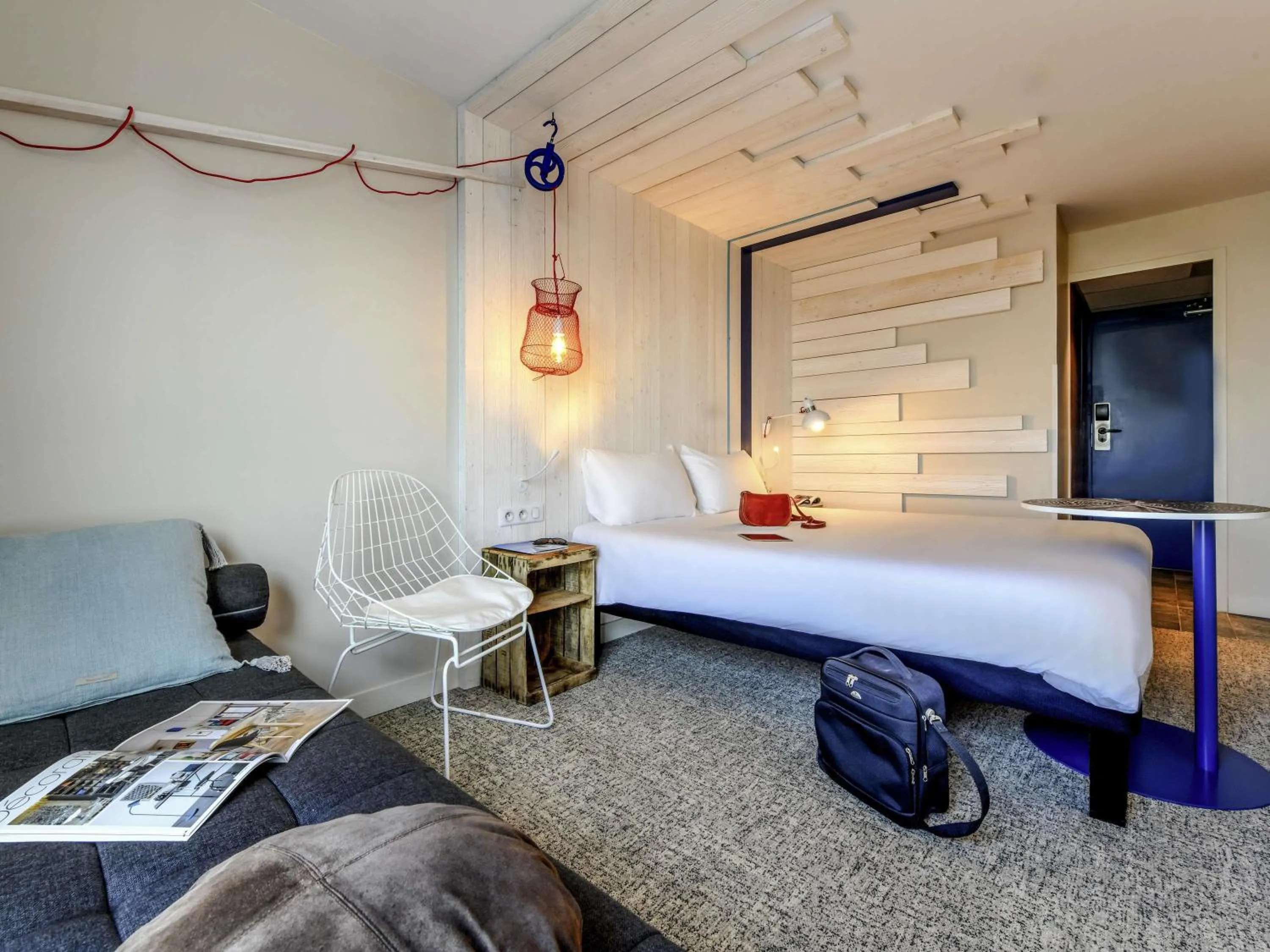 Bedroom, Bed in ibis styles La Rochelle Thalasso Chatelaillon