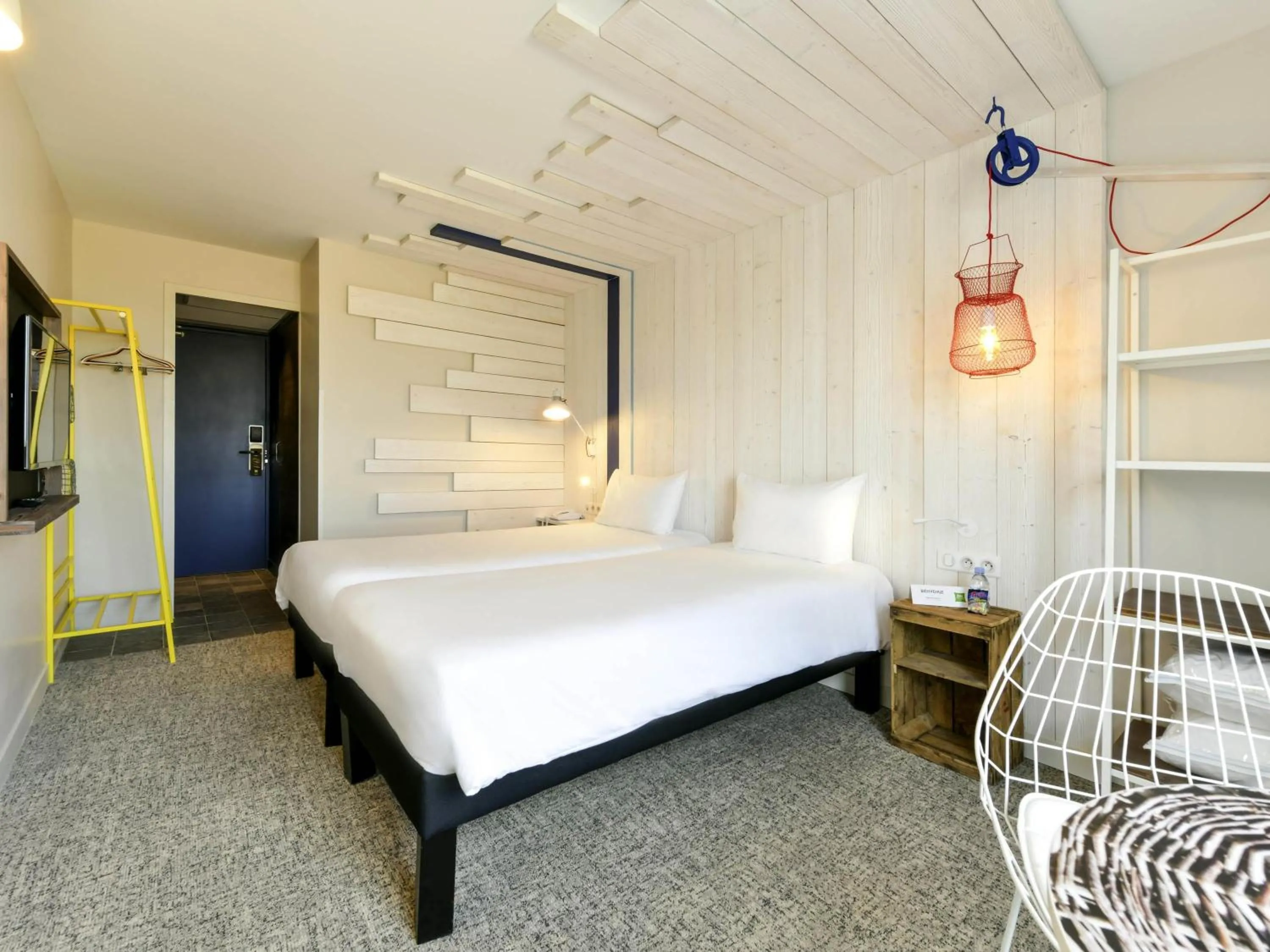 Bedroom, Bed in ibis styles La Rochelle Thalasso Chatelaillon