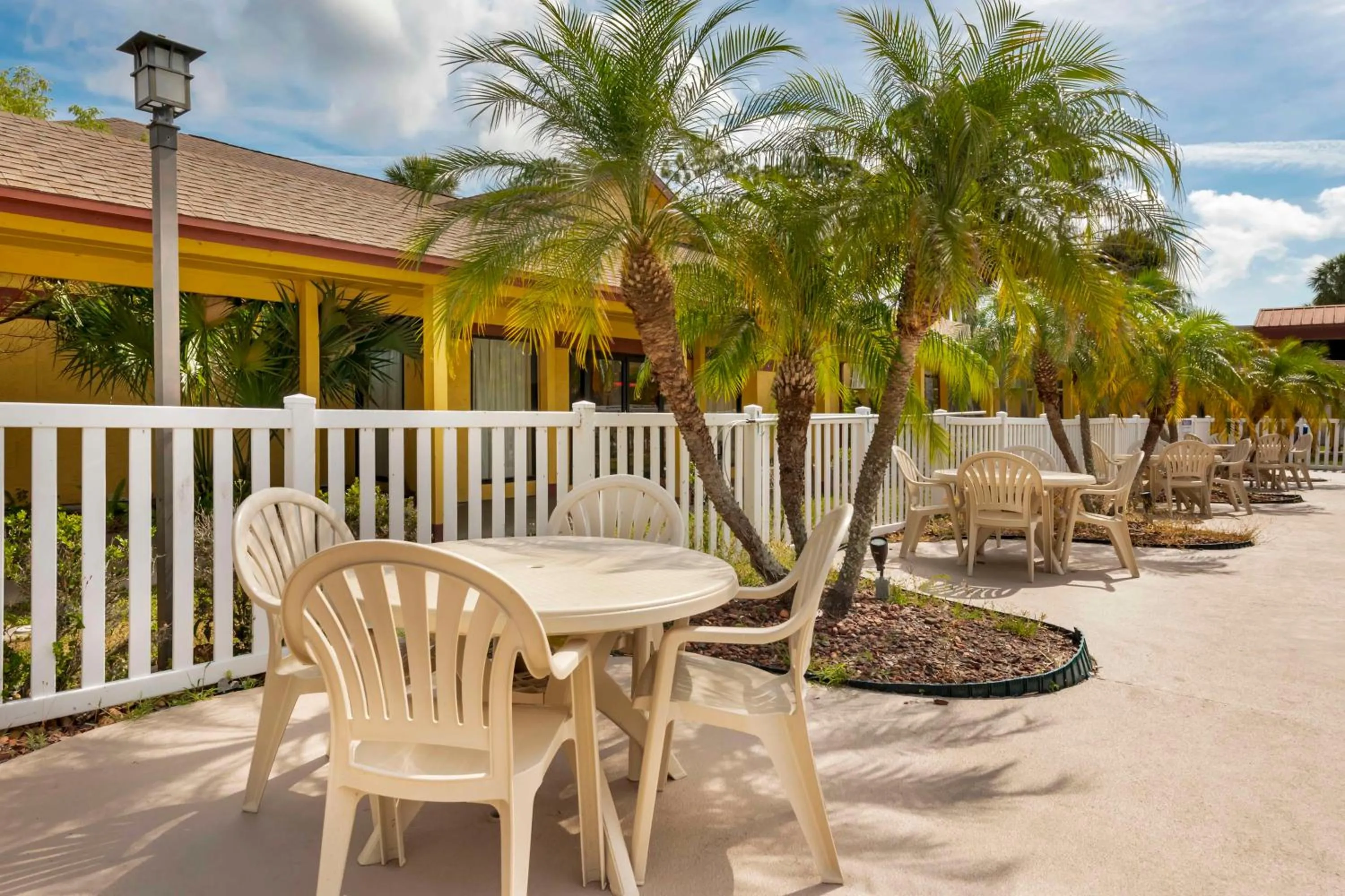 Pool view in Best Western International Speedway Hotel