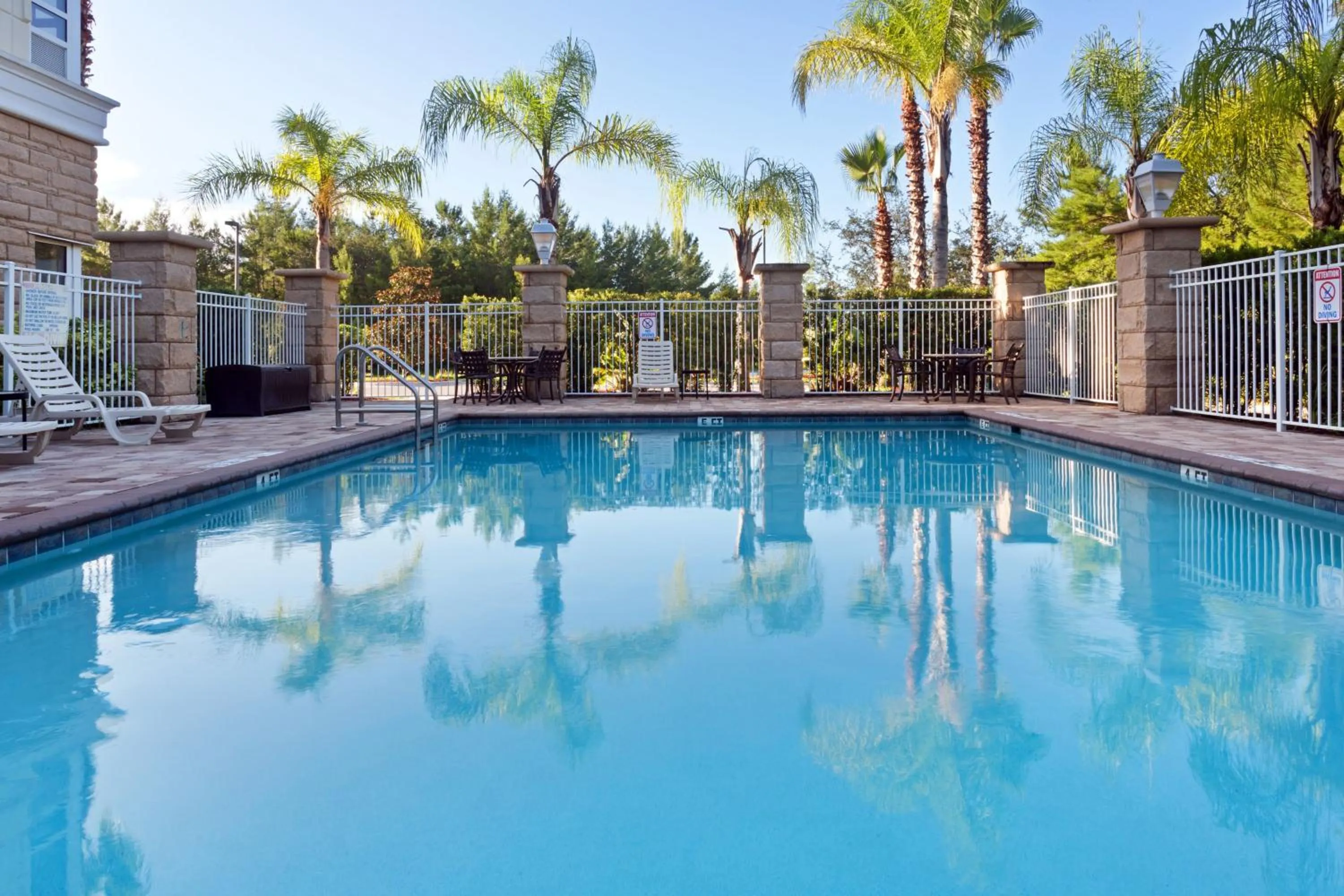 Swimming pool in Holiday Inn Daytona Beach LPGA