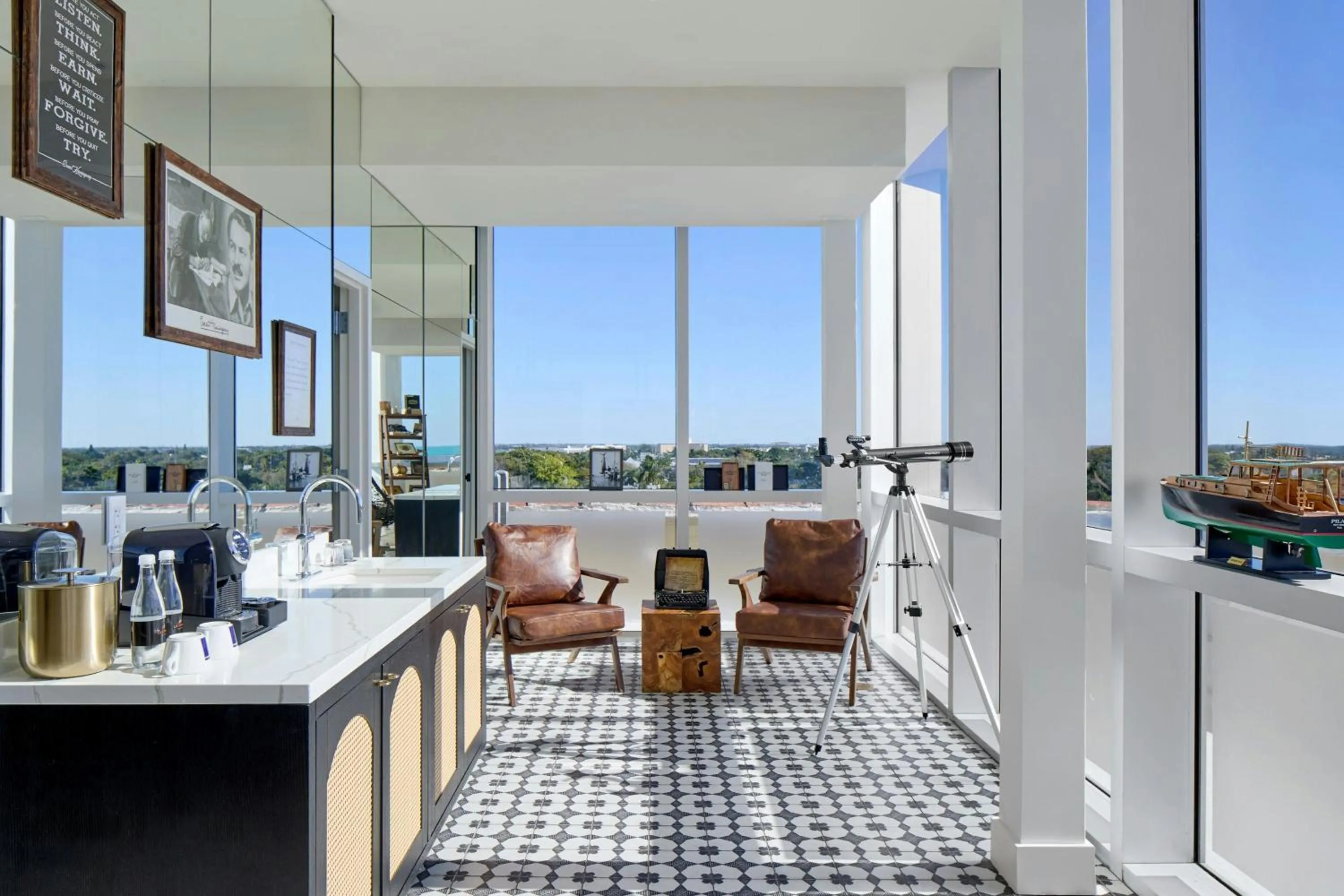 Lounge or bar in La Concha Key West, Autograph Collection