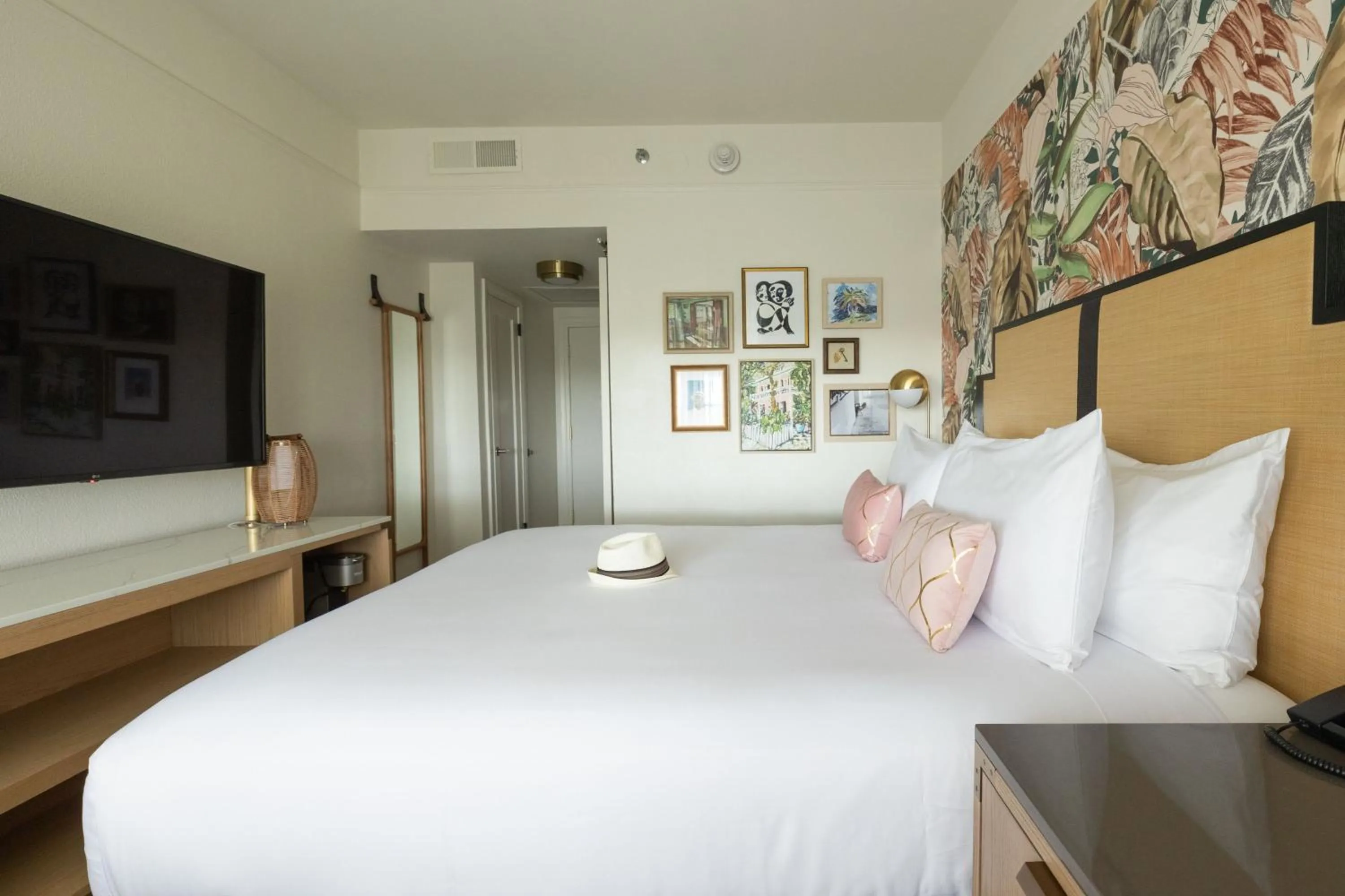 Photo of the whole room, Bed in La Concha Key West, Autograph Collection