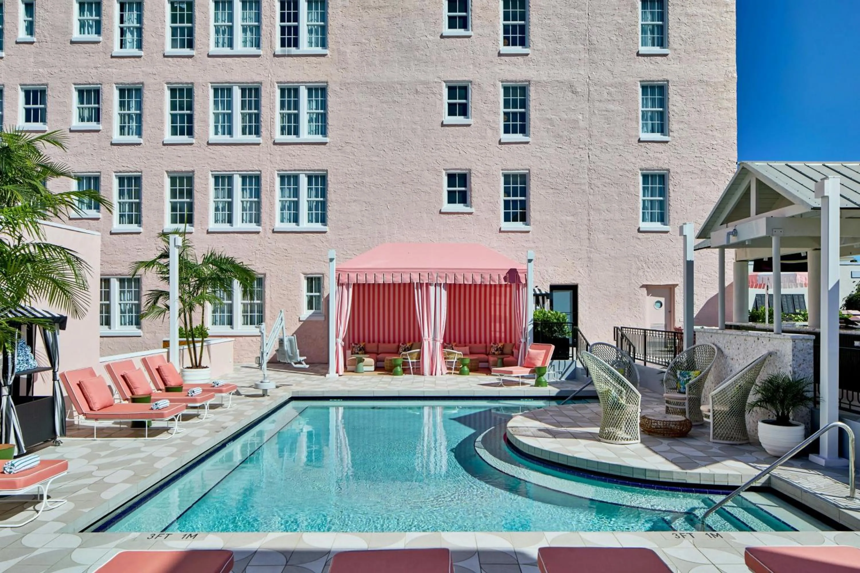 Swimming pool in La Concha Key West, Autograph Collection