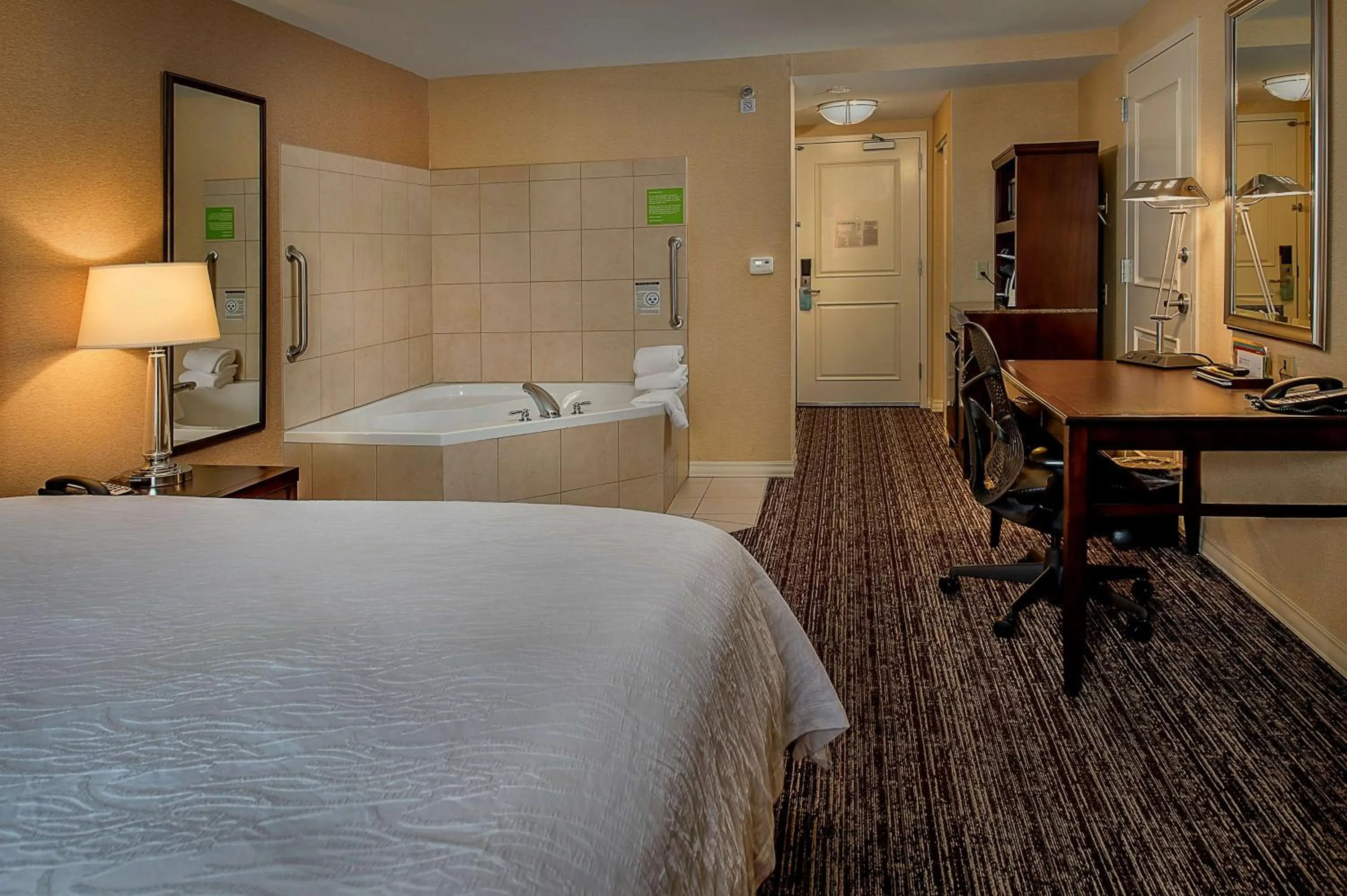 Bedroom, Bed in Hilton Garden Inn St. Louis Airport