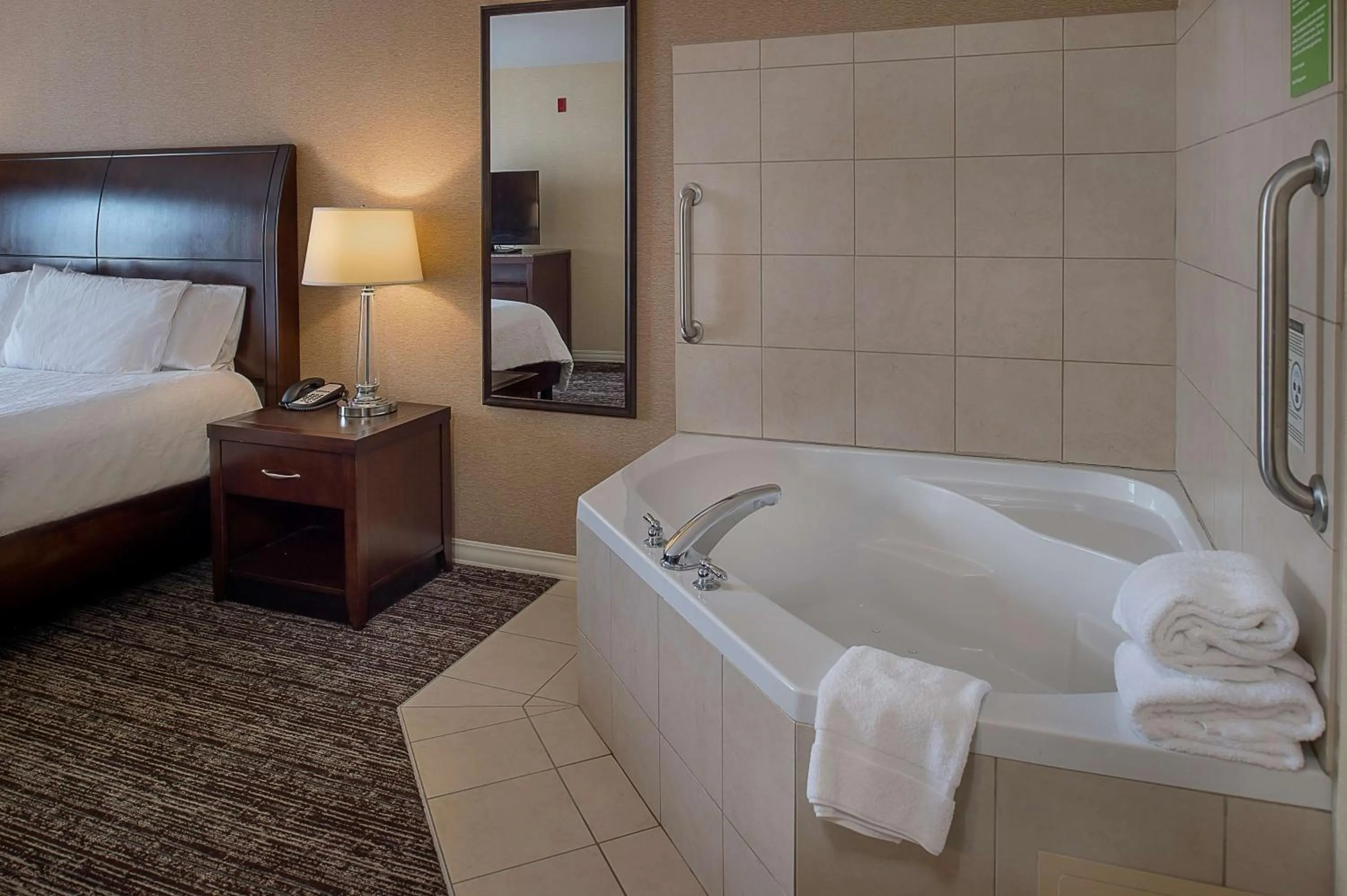 Bathroom, Bed in Hilton Garden Inn St. Louis Airport