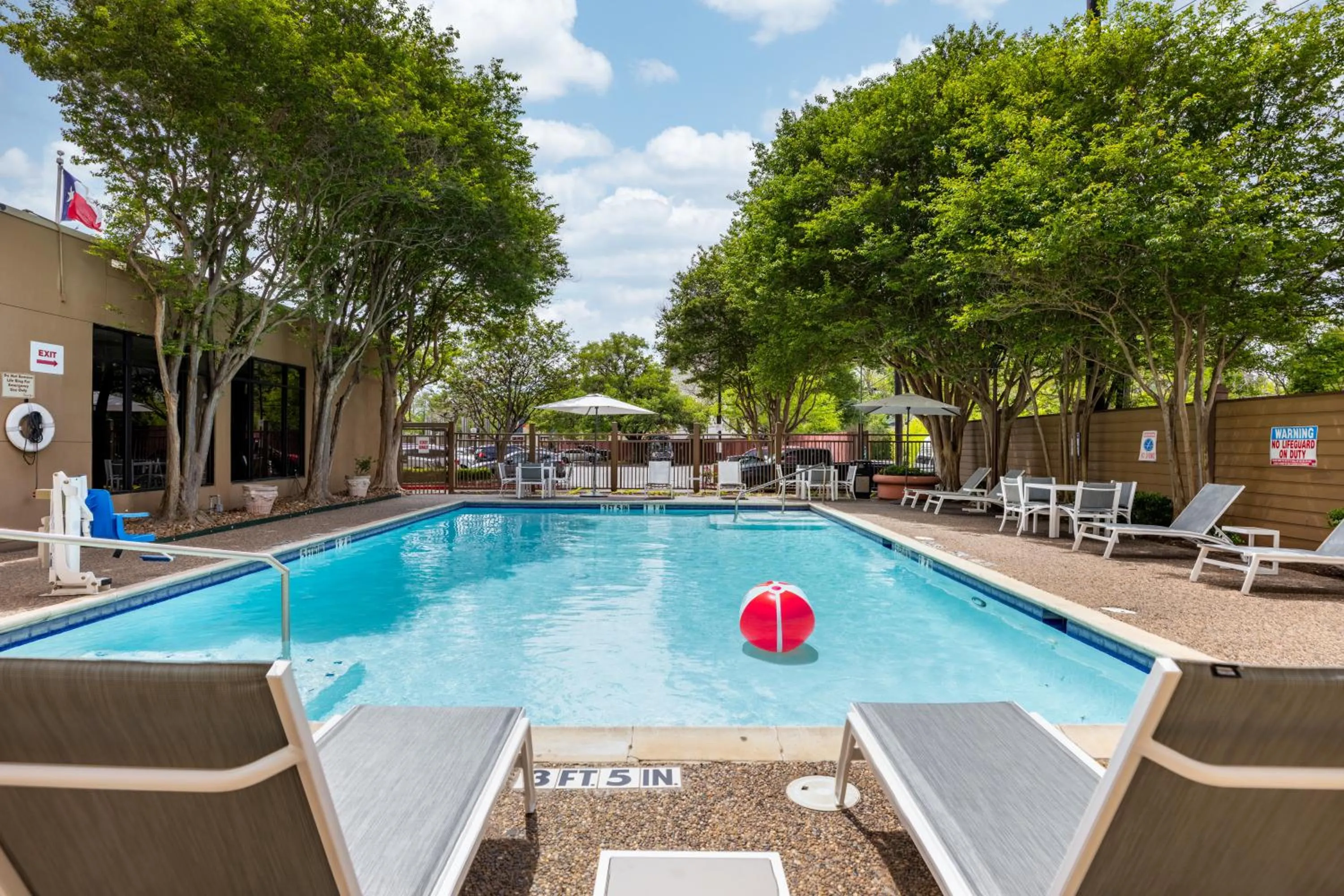 Swimming pool in DoubleTree by Hilton Houston Medical Center Hotel & Suites