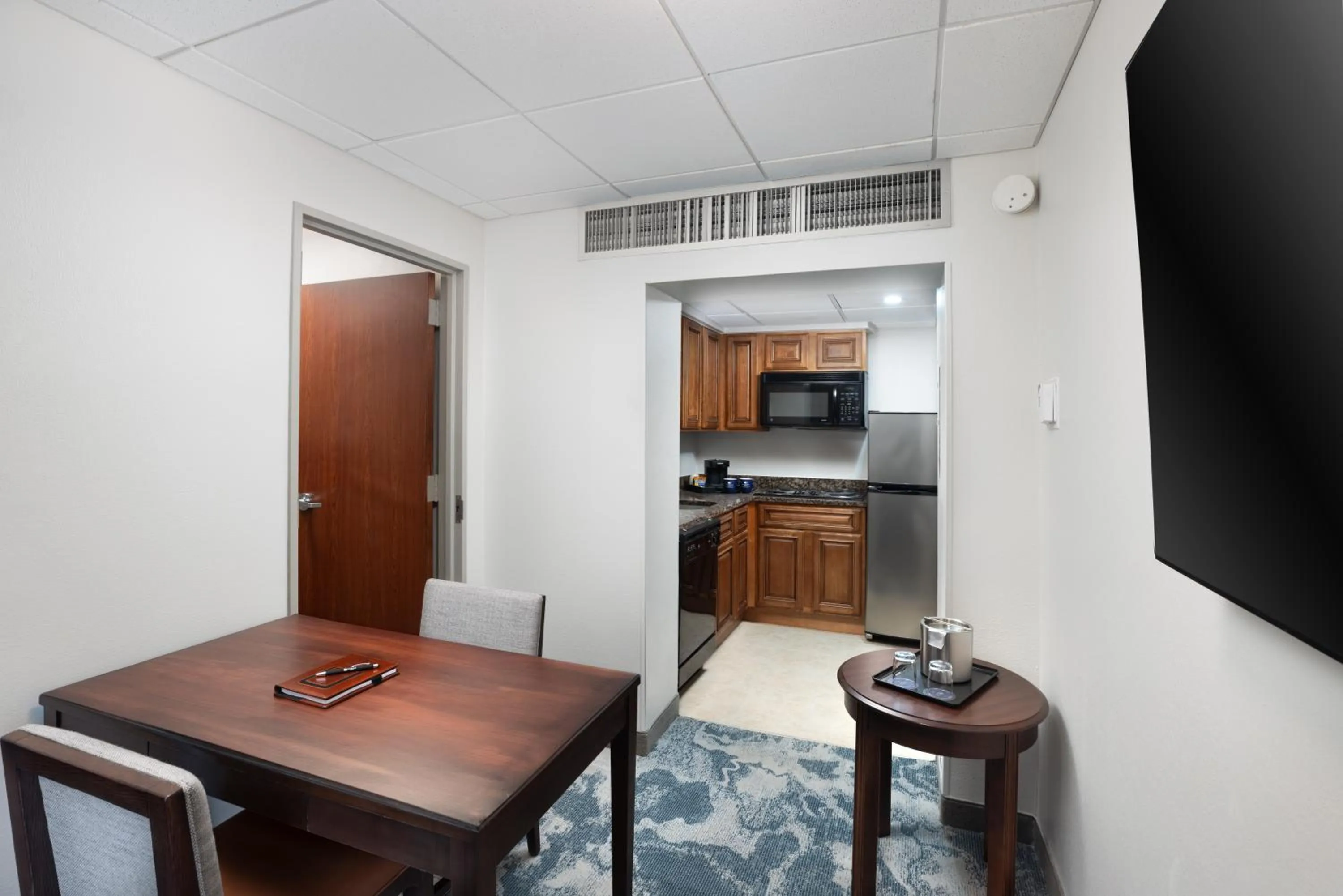 Kitchen or kitchenette in DoubleTree by Hilton Houston Medical Center Hotel & Suites