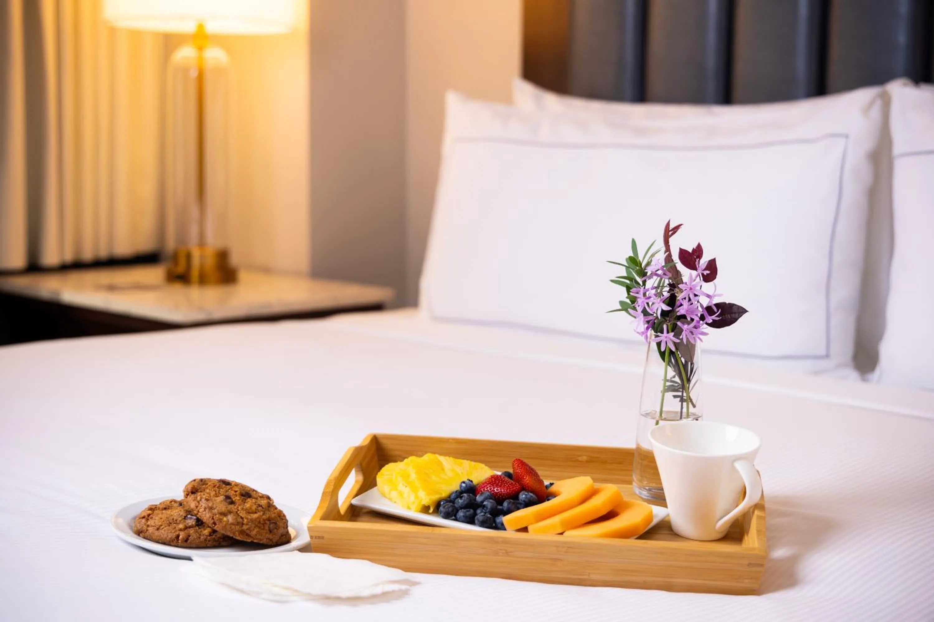 Food and drinks, Bed in DoubleTree by Hilton Houston Medical Center Hotel & Suites