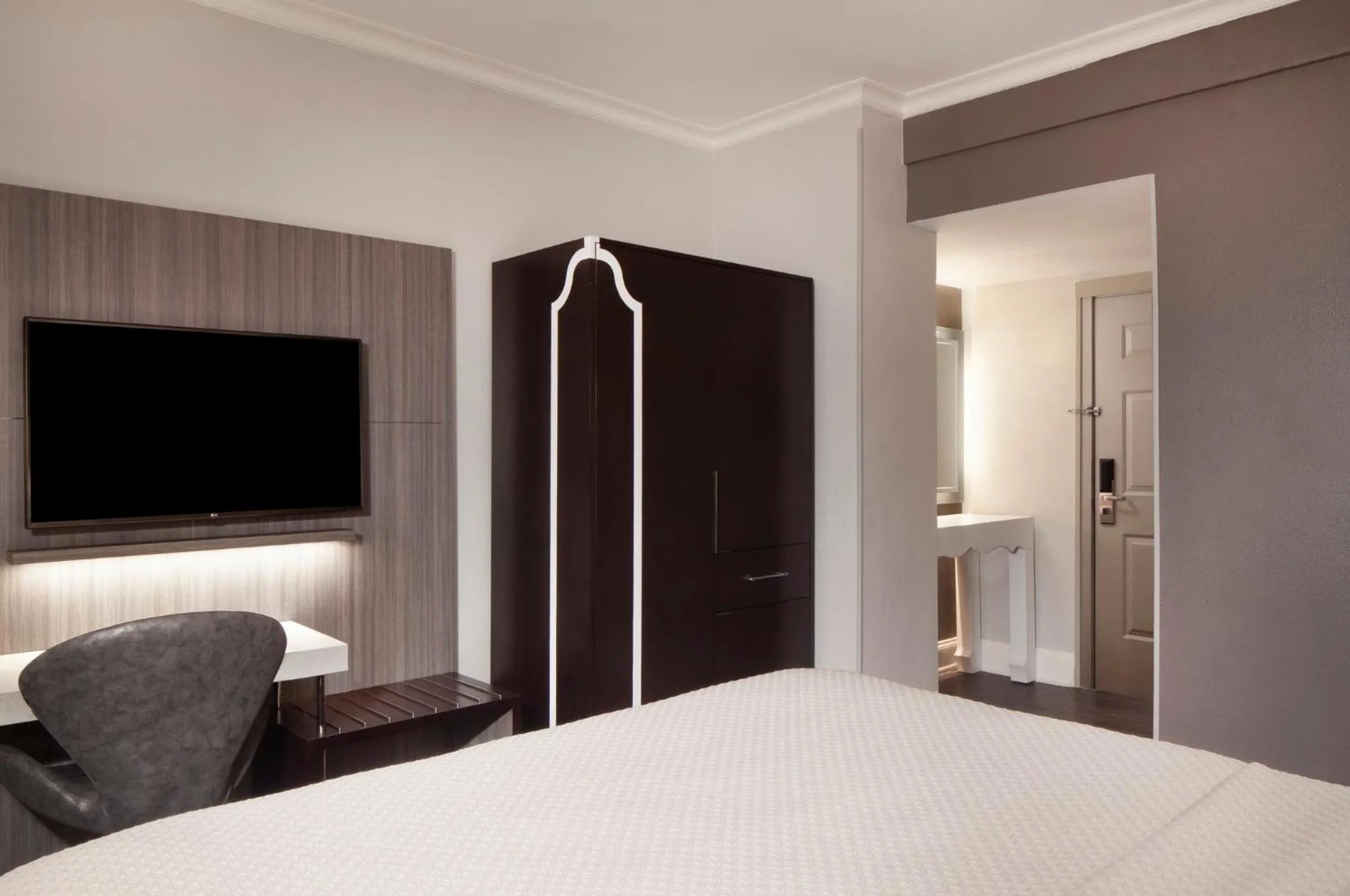 Photo of the whole room, Bed in Hotel Indigo Atlanta Midtown by IHG
