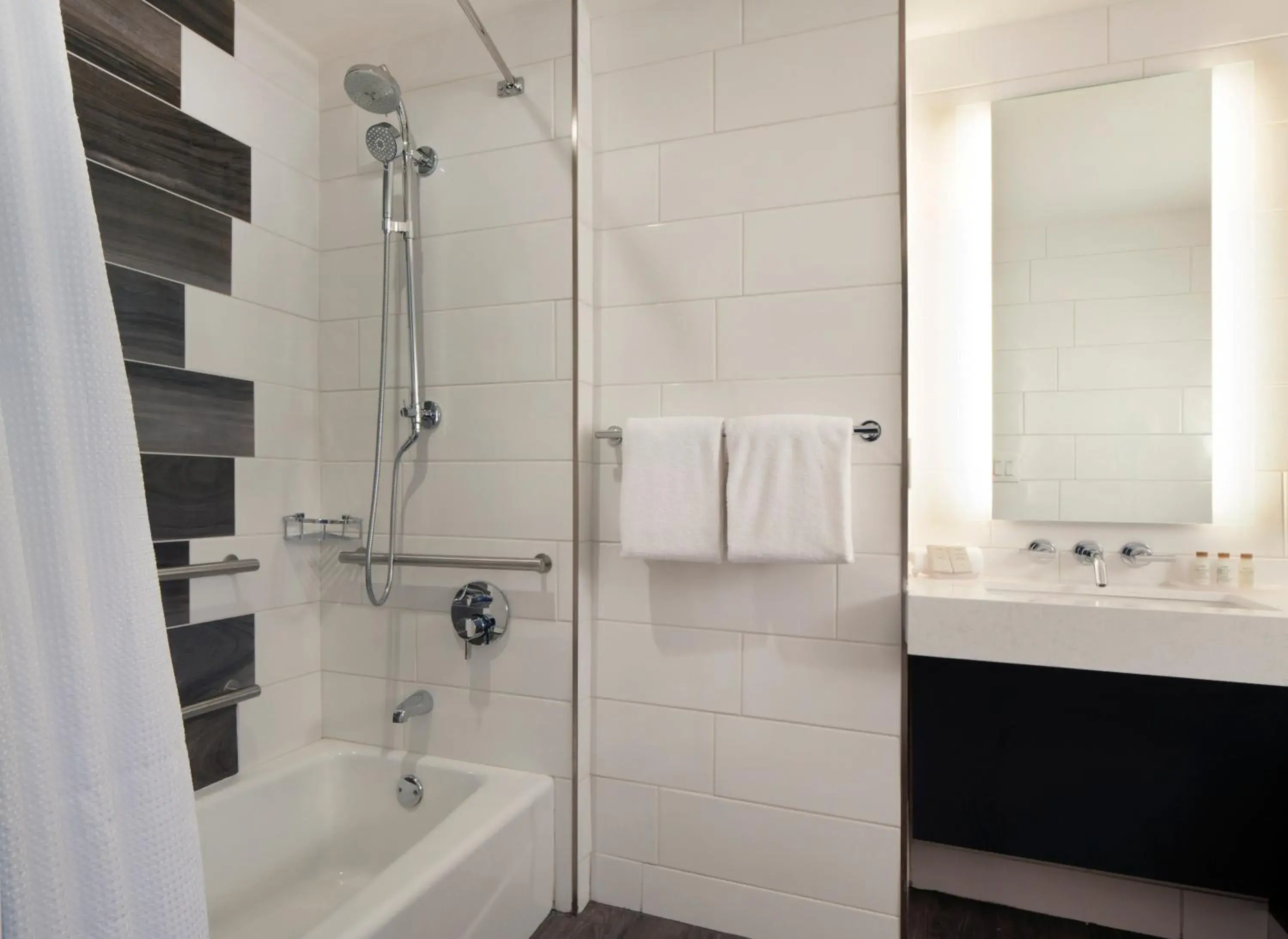 Standard Queen Room with Bath and Shower Combination in Hotel Indigo Atlanta Midtown by IHG Standard Queen Room with Bath and Shower Combination in Hotel Indigo Atlanta Midtown by IHG