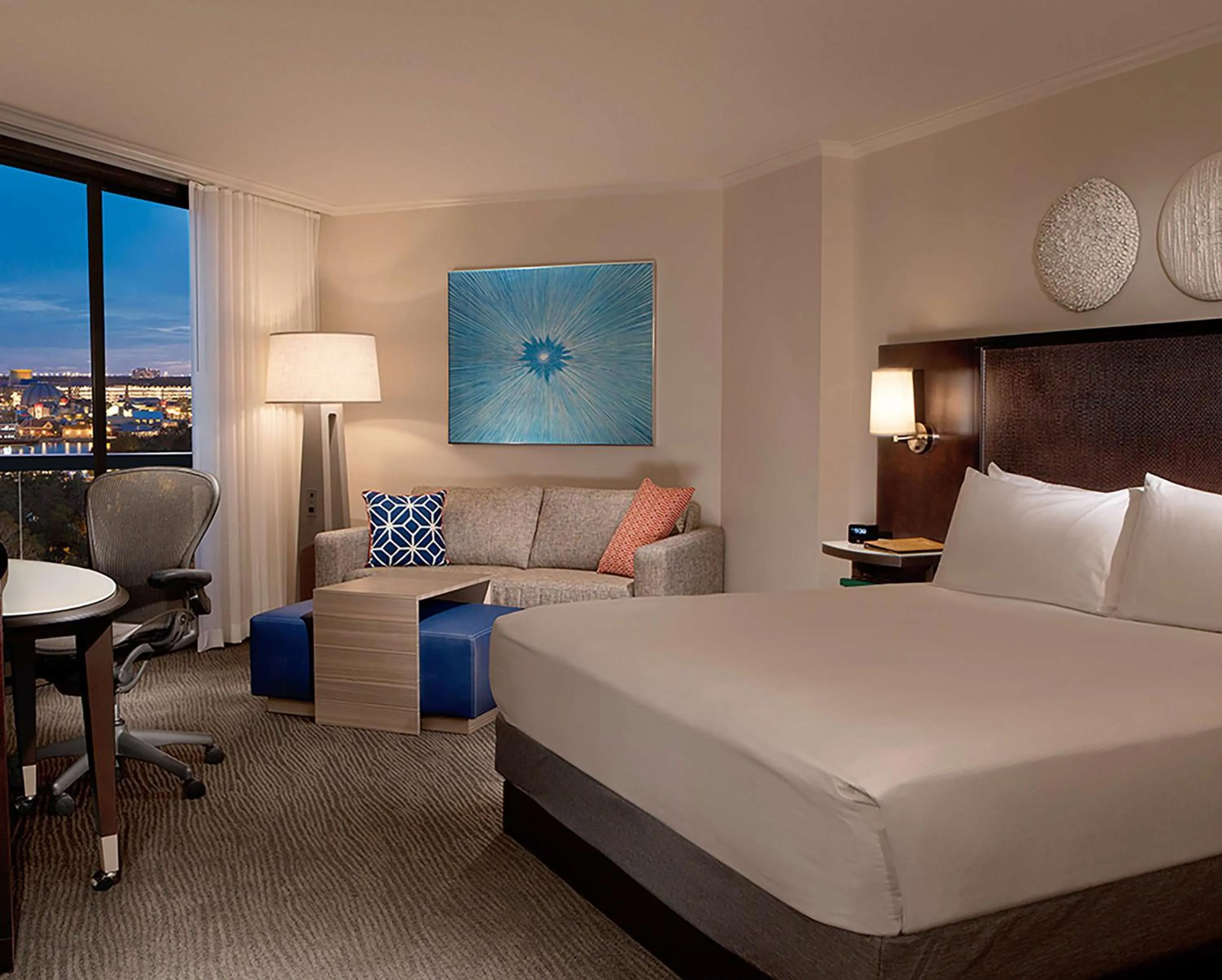 Living room, Bed in Hilton Orlando Buena Vista Palace - Disney Springs Area