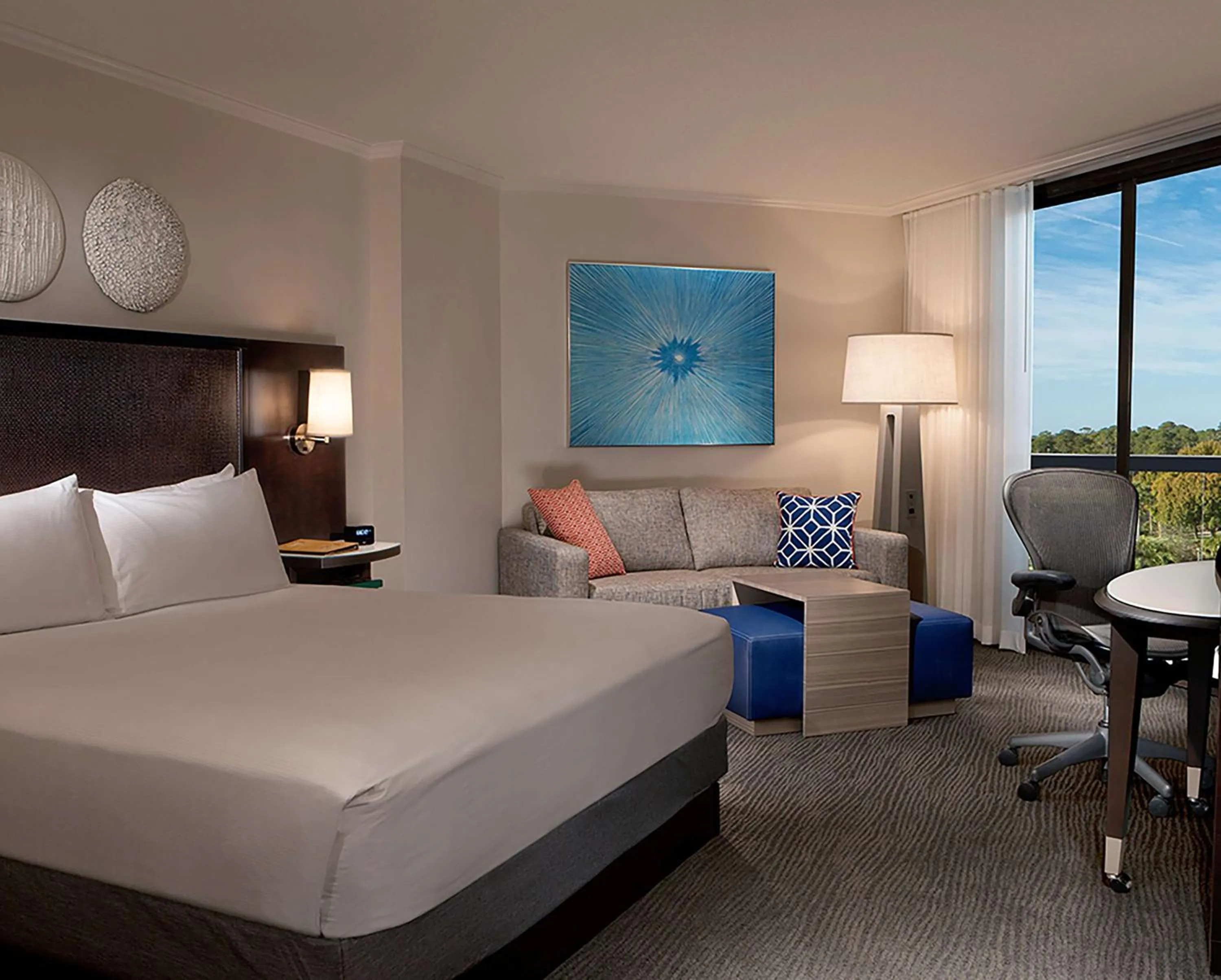 Living room, Bed in Hilton Orlando Buena Vista Palace - Disney Springs Area