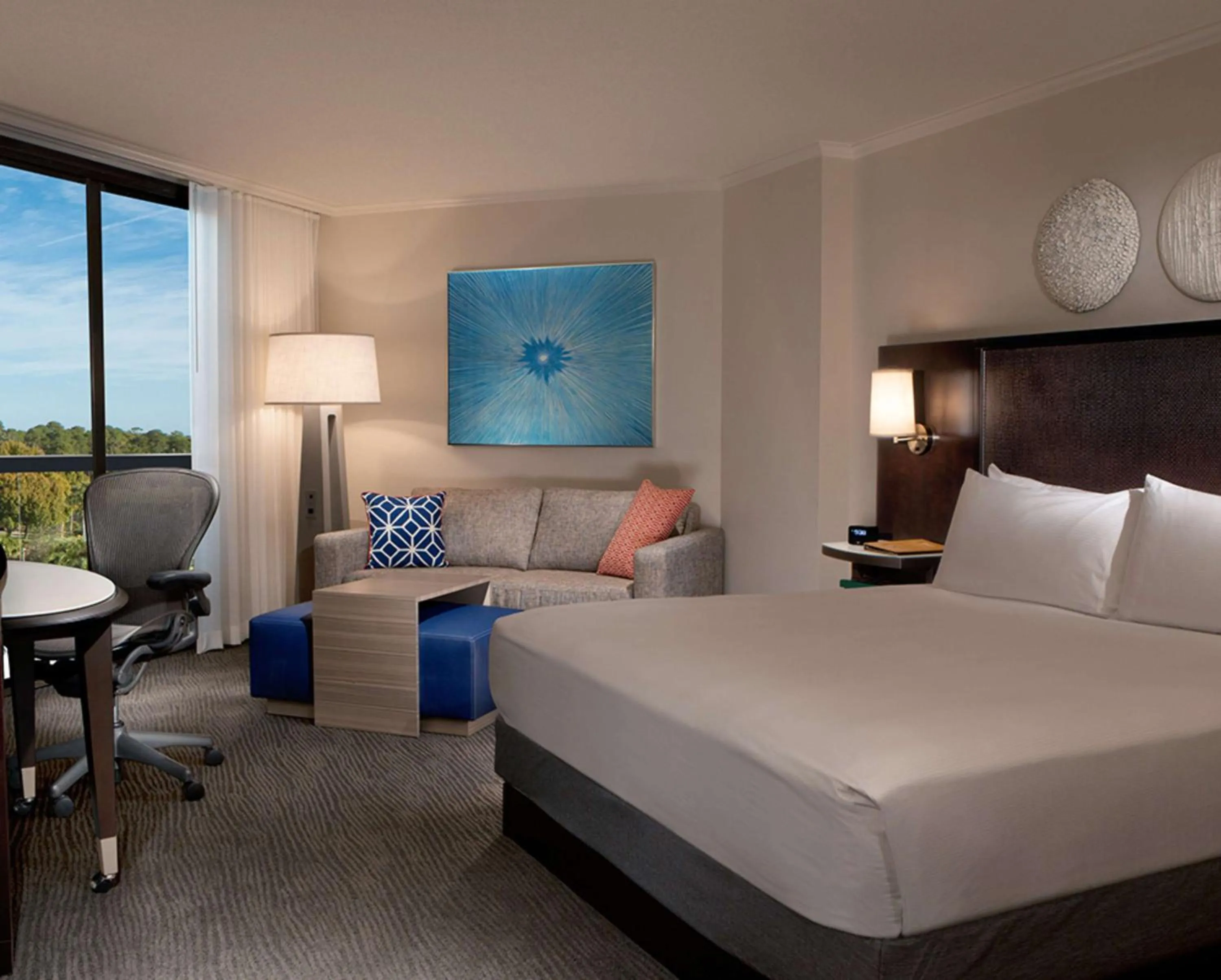 Living room, Bed in Hilton Orlando Buena Vista Palace - Disney Springs Area